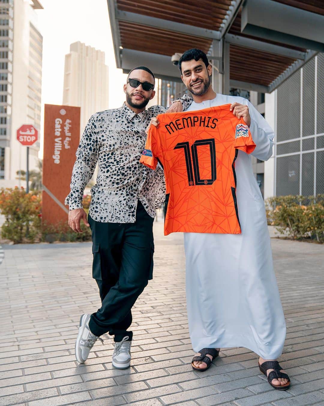 メンフィス・デパイのインスタグラム：「Always good to catch up with my brother. 🙏🏽 #goodvibes」
