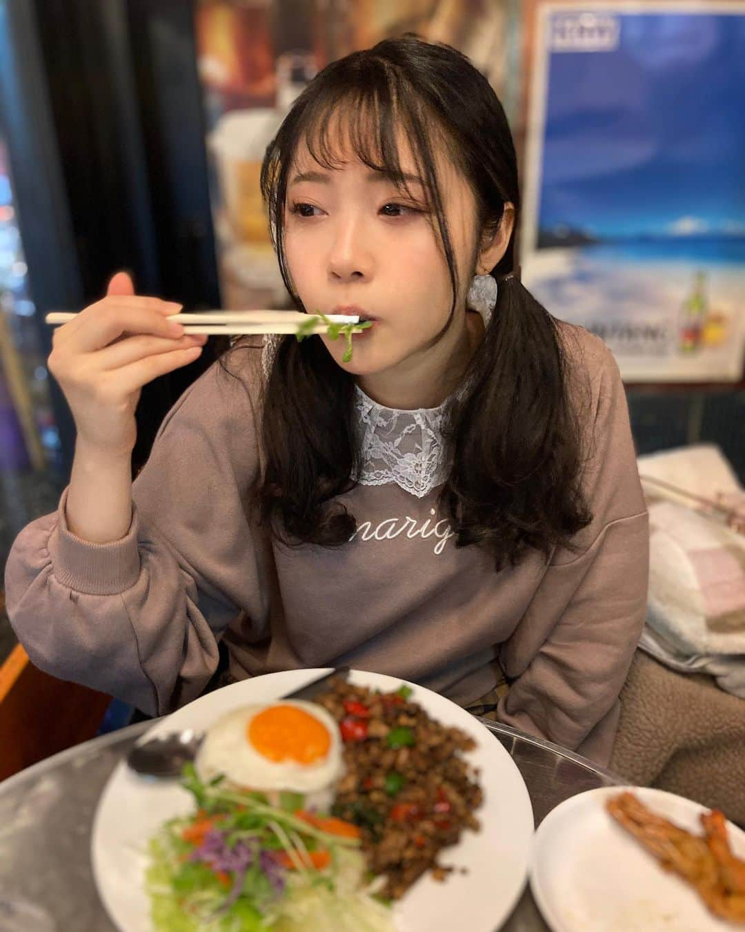 二葉エマさんのインスタグラム写真 - (二葉エマInstagram)「.  なんだか冬は食べ過ぎちゃうな…💦  .  #ポートレート#ポートレート撮影 #ポートレートモデル#二葉エマ #タイ料理#エスニック料理好き」1月11日 21時35分 - futaba_ema