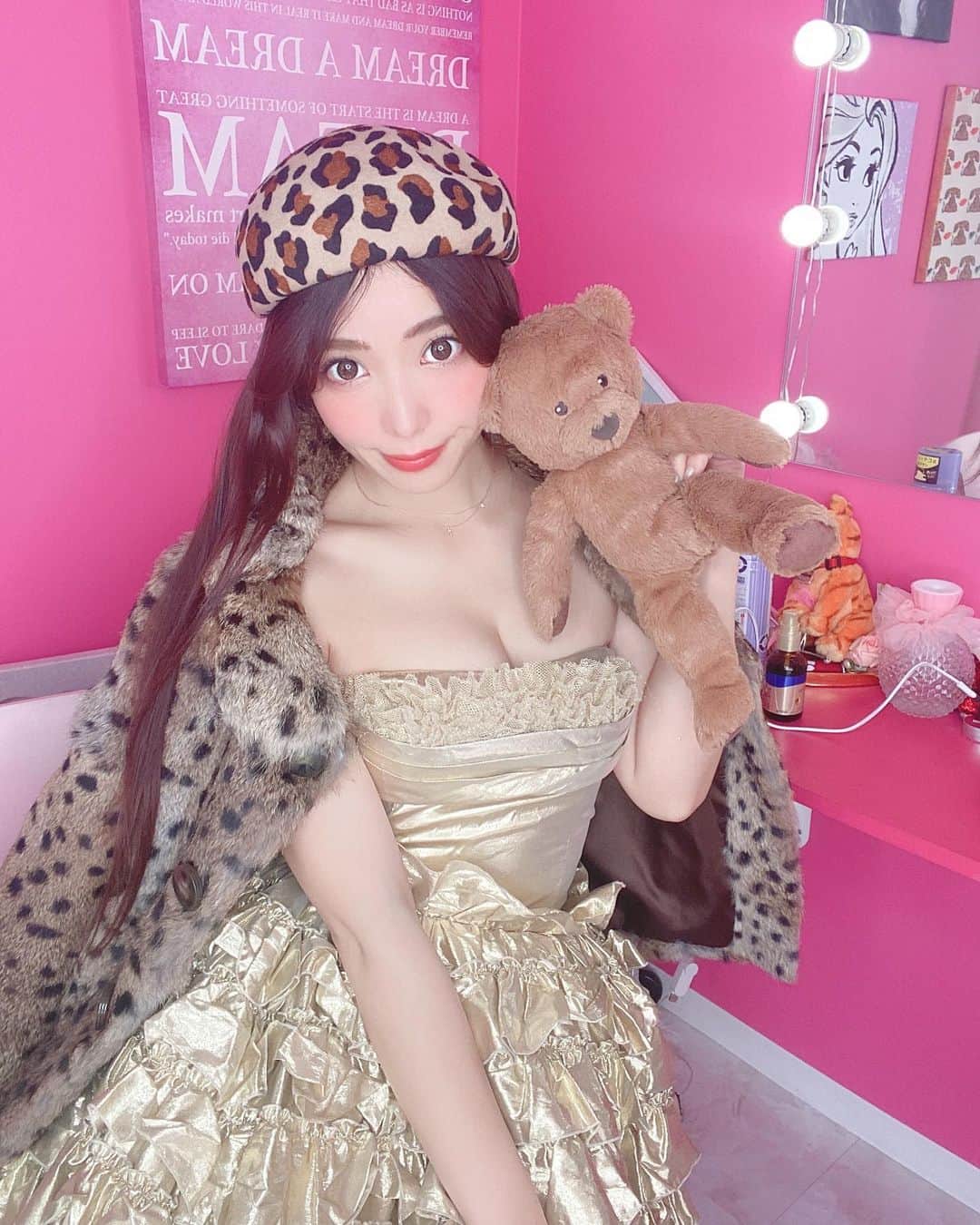 中村かなのインスタグラム：「年末から3回開催した #かな企画撮影会 @kana_photo_session  福袋撮影会🧧📸 ・ 全70枠❣️ 本日無事終了しました🙏 ・ 1年の感謝の気持ちに、と考えた企画でしたが、予想を上回るご予約を頂き ステキな年末年始でした☺️💓 ・ ・ 年末年始に快くお仕事してくださったモデルさん方には本当に感謝です🥺🙏 私が主催する #かな企画撮影会 出演してくださってるモデルさんたちは 見た目のが美しいのはもちのろん👸💕 心も美しく、ステキなモデルさんばかりなの😭💓 ・ たまに苦手な人に会うと この人が嫌な人じゃなくて、周りの人がステキすぎて私は恵まれすぎてるんだ🥺 と思わせてくれて人を嫌いになることもないくらい😂💓 ステキな子たちばかりなの💖 ・ これからモデルさん紹介もしていきたいので フォローしてネ💖 @kana_photo_session  ・ ・ 福袋撮影会は好きな衣装＆ヘアメイク💄だったので 今日はぶりっ子👸💛 ゴールドって金運がアップしそうで好き💛💛💛w ・ ・ ・ ・ ・ #ピンキールーム #pinkyroom #かな企画撮影会 #撮影会　#一眼レフ　#一眼レフ初心者 #ポートレート　#ポートレートモデル#グラビア #ピンク好き #グラビアモデル #igersjp  #ピンク好きな人と繋がりたい #ig_japan #instagood #flowers #ファインダー越しの私の世界 #名古屋カメラ部 #東京カメラ部 #東海カメラ部 #東海カメラ倶楽部 #ポトレモデル #写真好きな人と繋がりたい #名古屋撮影会 #名古屋　#nagoya #nagoyajapan #portrait #photo #photography」