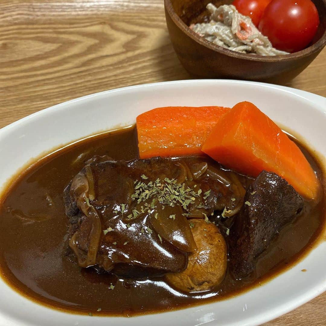 吉江瞳のインスタグラム：「2021年よし飯はじめました❤️ いただいた牛タンでタンシチュー🤤 タンシチューのために電気圧力鍋買ったくらい結構よく作るメニュー😍 今回はたん先を煮込んでにんじんもグラッセにして作りました😁 何回も作ってるけど毎回味が違ってなかなか安定しないなー🤔 お料理って本当に難しい！けど電気圧力鍋のおかげでなんとなくそれなりになる！！ めちゃくちゃおすすめの家電です😍 #よし飯 #タンシチュー #電気圧力鍋 #クックパッド #お料理上手になりたい #花嫁修行」
