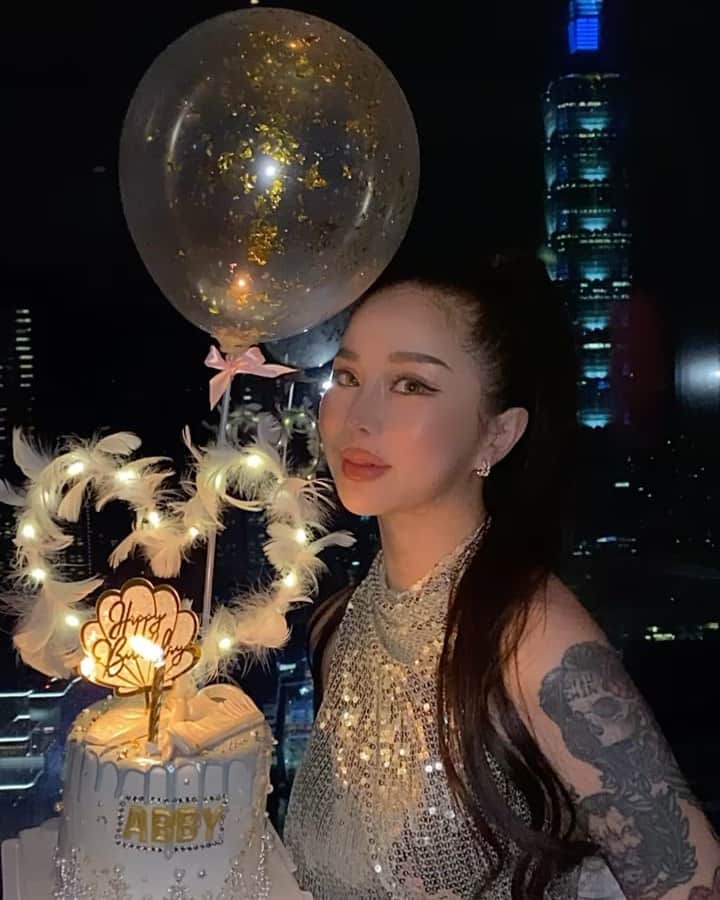 Abby Chenのインスタグラム：「長了這麼大沒有收到過這麼美的蛋糕 謝謝姐妹的用心🥺今年的一切太美好 我都要紀錄下來🤍🎂」