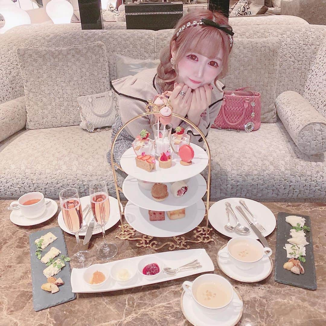 あいにゃんさんのインスタグラム写真 - (あいにゃんInstagram)「ピンクのアフタヌーンティー🌸 2、3枚目のボディーミスト懐かしくない？🤣💕 今サンリオとコラボしてて可愛いからゲットしちゃった🐰🎀😈💗 * * #intercontinentaltokyobay #afternoontea #インターコンチネンタル東京ベイ #アフタヌーンティー #アフタヌーンティー巡り #アフタヌーンティーセット #いちご #いちごスイーツ #いちごアフタヌーンティー  #自撮り女子 #被写体 #メイド #コンカフェ #コンカフェキャスト #サロモ #アイドル #地雷メイク #美男美女と繋がりたい #お洒落さんと繋がりたい #miumiu #ミュウミュウ #japanesegirl #maid #followforfollowback #いいね返し #フォローミー  #ボディーファンタジー #サンリオ #マイメロ #emoコスメ部」1月11日 21時45分 - ainyan0310