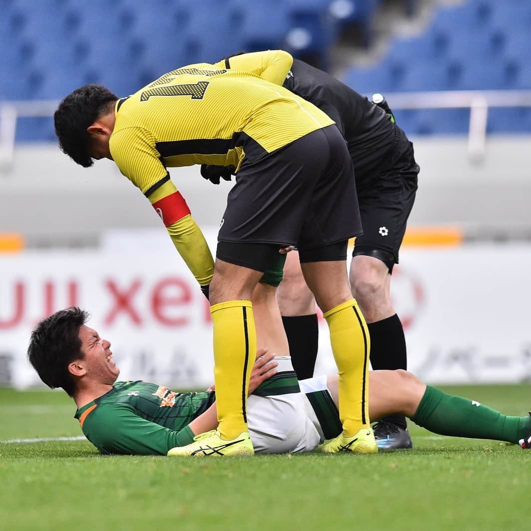 のインスタグラム：「. 中学時代のチームメイトが決勝で対戦 負傷場面では助けを  📷Photo by 野口岳彦  #山梨学院 #熊倉匠 #青森山田 #安斎颯馬 #fc東京u15深川  #第99回全国高校サッカー選手権大会 #高校選手権 #選手権 #キタゼ選手権 #高校サッカー #高校 #冬 #冬の風物詩 #highschool #部活 #football #サッカーキング #⚽️ #サッカー」