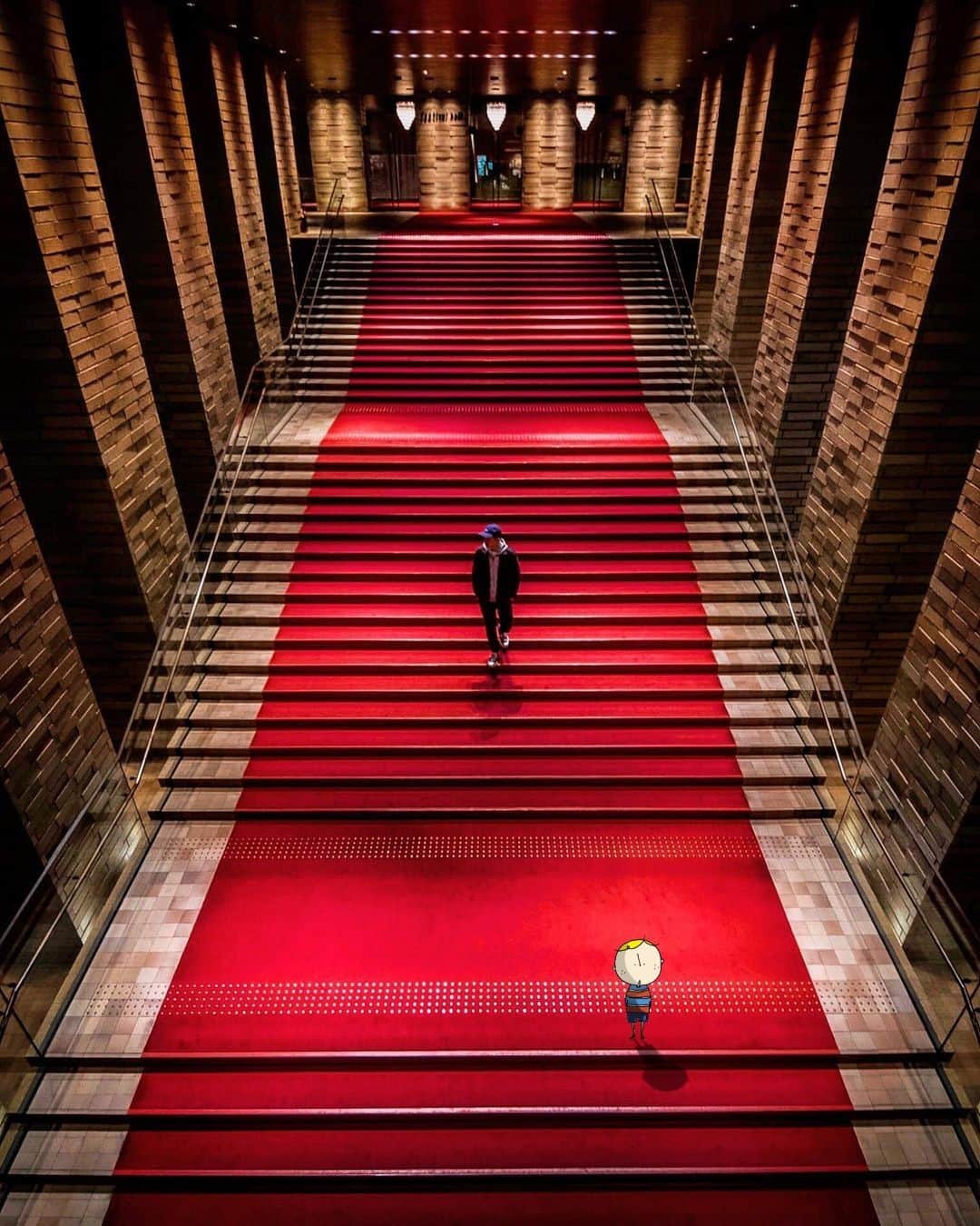 のインスタグラム：「Osaka Festival Hall has an amazing red carpet that makes you feel like a celebrity! It's a popular spot for wedding photos ✨   フェスティバルホールのエントランスにある大階段はレッドカーペットが敷かれていて、歩けばセレブのような気分が味わえるかも？！ 結婚式の写真撮影にも人気のスポットみたい✨  Photo by @umestagram  ————————————————————— #maido #withOsakaBob #OSAKA #osakatrip #japan #nihon #OsakaJapan #大坂 #오사카 #大阪 #Оsака #Осака #โอซาก้า #festivalhall #フェスティバルホール #中之島」
