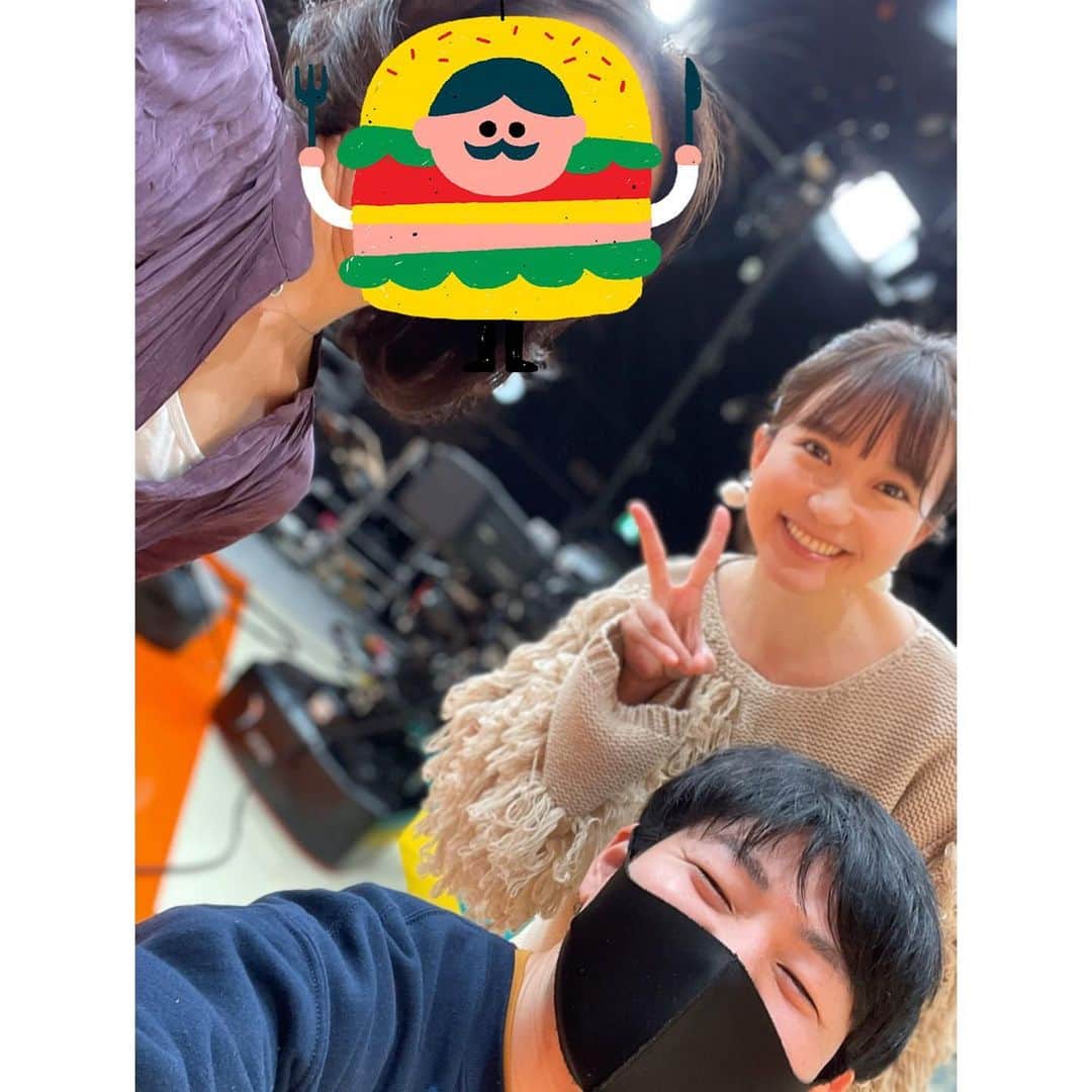 長谷川朋加のインスタグラム：「♡ ✎५⋆*{ 成人の日ʕ•ᴥ•ʔ } ୨୧ -------------------------------- ୨୧  新成人の皆様おめでとうございます。 例年とは違う「成人の日」。 さまざまな思いを 抱えていることと思います。 ですが、これからの道を強い心を 持って進んでいかれることと思います。 微力ながら応援しております(*´꒳`*)  ＊  去年はテレポートプラスで 高校生の時の写真を公開し、 今日は成人式の写真を公開… 次は何を公開させられるのか😳笑 ⚠️全て豊嶋アナの提案です。笑  1枚目今日　2枚目成人式  わたしの時は髪の毛は盛り盛り つけまつげバサバサが流行でした。 振袖は母から譲り受けました。  寒い日が続きます。 どうかご自愛くださいませ。 筋トレ×ランで絞るぞーっ☺︎♡  ୨୧ -------------------------------- ୨୧ #やりたい事は全部やる #全力前向き前のめり #走るの大好き」