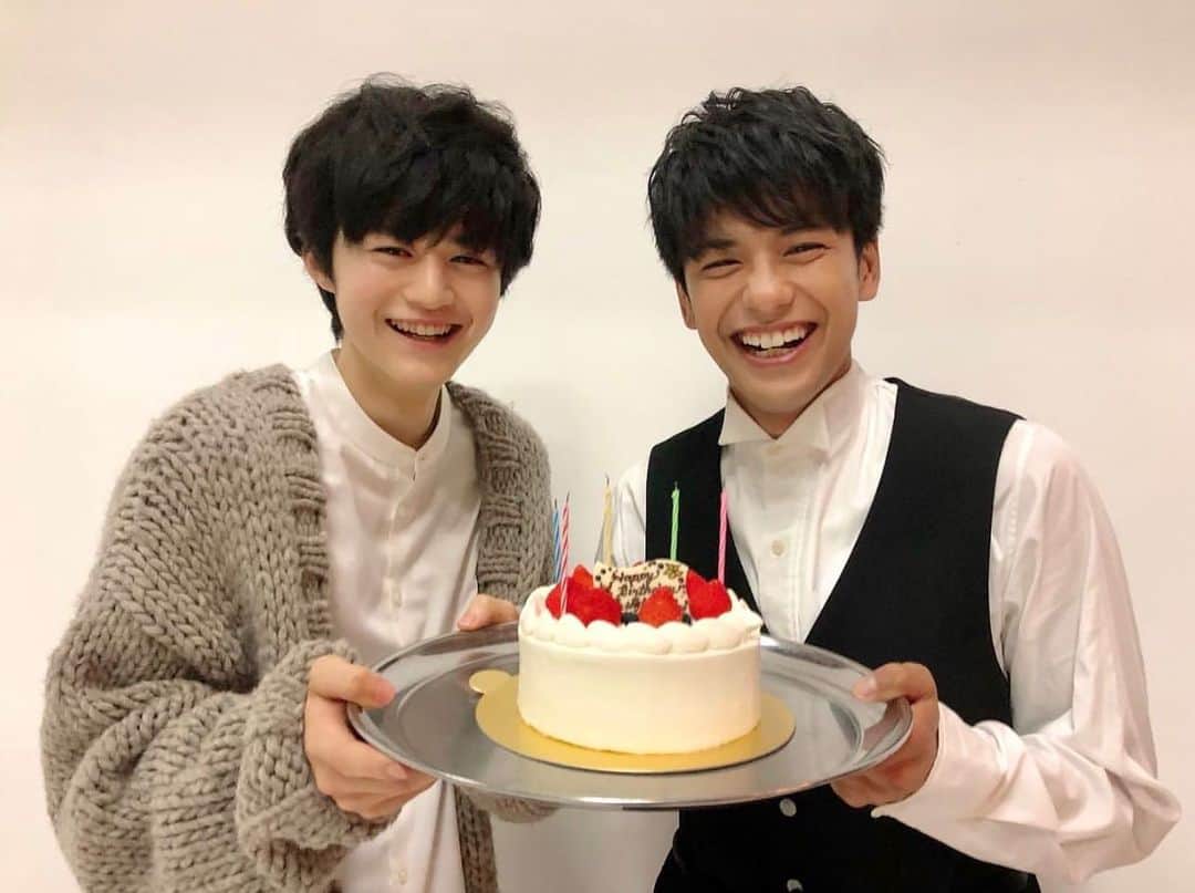 朝倉 豊のインスタグラム：「お誕生日おめでとうございます！ @ouji.suzuka.official いつも癒しをありがとう。 いつまでもその透明感を大切に🥺🥺🥺 (こちらは初めましての取材の日でした。2019年8月) hairmake: @becosuke  #蜜蜂と遠雷　 #風間塵　 #鈴鹿央士」