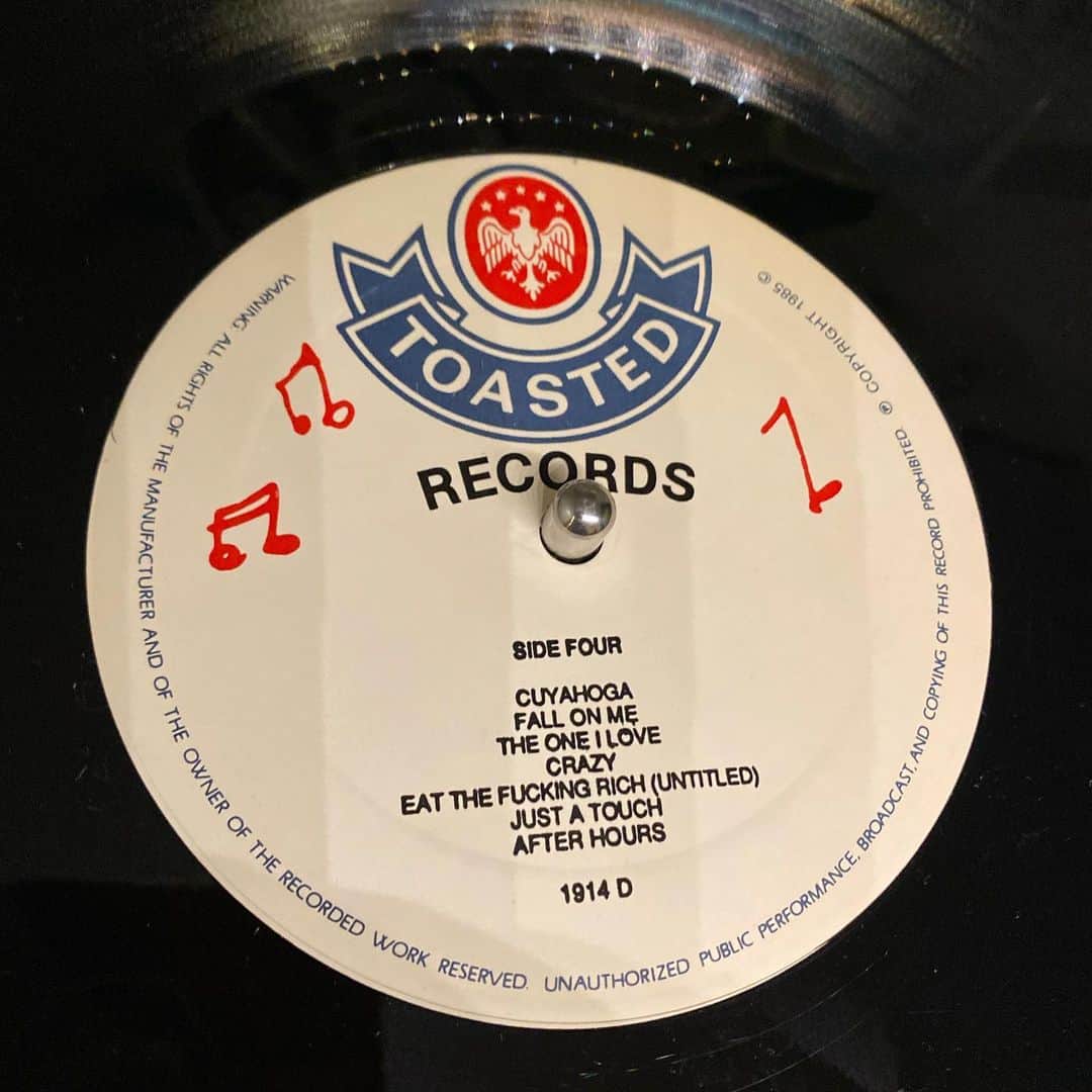 山田稔明さんのインスタグラム写真 - (山田稔明Instagram)「久しぶりに掘り当てたR.E.M.の2枚組ブート。1987年ロサンゼルスでのライブらしい。くぐもった音のオーディエンス録音。想像力をかきたたせて刺激的なのはハイファイサウンドに限ったことではない。知らない曲名とかあってドキドキする。 #買ったレコード2021 #買ったレコード #rem_collections」1月11日 21時51分 - toshiakiyamada