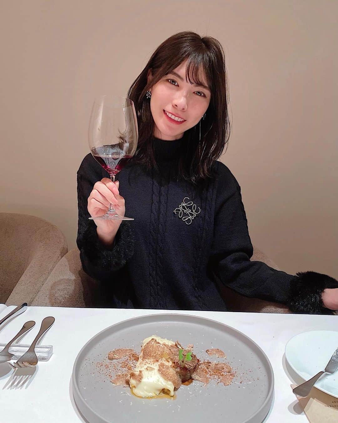 Yuika Matsuさんのインスタグラム写真 - (Yuika MatsuInstagram)「. ※消えてしまった😰 コメントくれた方ごめんなさい😣 . . Christmas lunch🎄 . 隠れ家的なイタリアン🇮🇹 #duefiori  . . 初めてワインのペアリングに挑戦しましたが どれもお料理に凄くあっていたし 普段は呑まないような種類のワインも 美味しく飲めて最高😋🍷 . . 味も、見た目も、サービスも好きな お店の1つです♡ . . 目の前で白トリュフを削ってくれるサービスは 香りも楽しめるし好き✨ . . このワンピースはお母さんが若い時に着ていたもの♡ 今も大事に着ています😊 . . . . . . . #ドゥエフィオーリ #イタリアン#大阪グルメ #ランチ#西天満#ワインぺアリング」1月11日 21時55分 - yuika00802