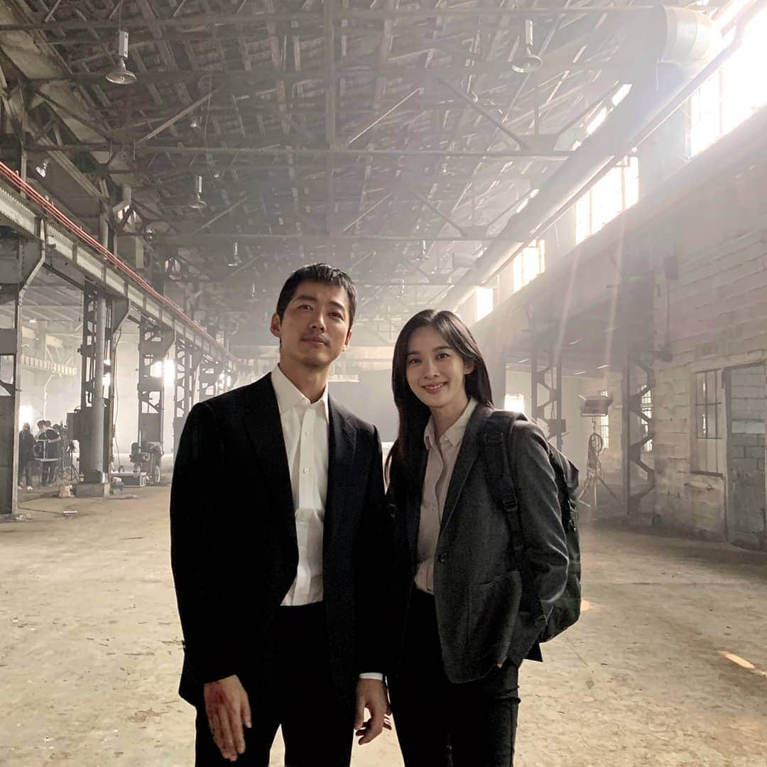 イ・チョンアさんのインスタグラム写真 - (イ・チョンアInstagram)「Episode 13 👨🏻‍🏫👩🏻‍🏫  #낮과밤 #112 #113」1月11日 21時58分 - leechungah