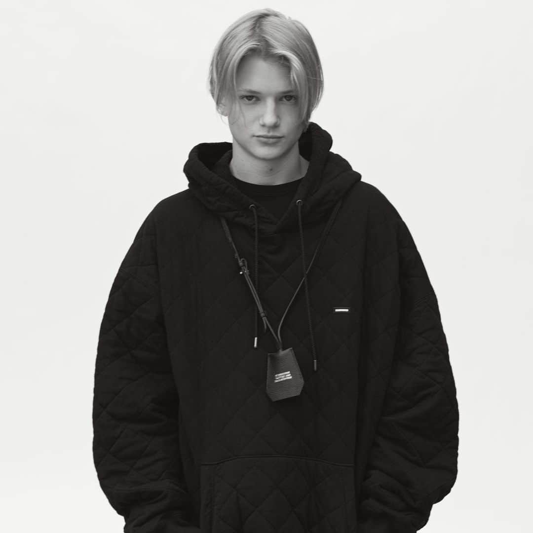 長山一樹のインスタグラム：「レスイズモアという言葉が相応しい。 NEIGHBORHOOD 2020awの写真より。  @neighborhood_official  @sin_takizawa @tacwp @mitch_mitsui  @jima69  Stylist @tsuyoshi_nimura  Hair @jg510  #neighborhood #photography #portrait #hasselblad #h6d #kazukinagayama #長山一樹」