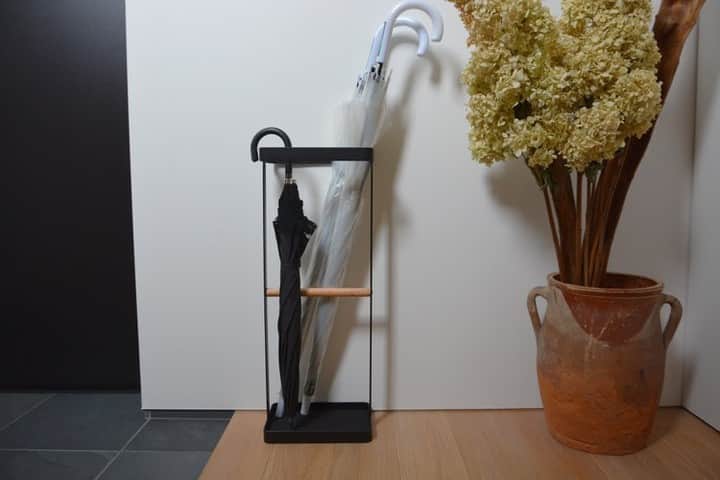 sarasa design storeさんのインスタグラム写真 - (sarasa design storeInstagram)「｜シンプルで洗練されたデザインの傘立ては、玄関先で一番初めにお客様をお迎えするインテリア ・⠀⠀ ⁣────────────────────⠀⠀ ⁣・⠀⠀ ●b2cアンブレラスタンド ウッドバータイプ 定価：6,050円 (税込)⠀⠀  ○サイズ：約幅220×奥行150×高さ575mm ○カラー展開：フレーム/ブラック・ホワイト、バー/ナチュラル（ラバーウッド）・ブラウン（アカシアウッド）  ・ ────────────────────⠀ ・ 玄関先で一番初めにお客様をお迎えするインテリアです。　sarasa designの傘立ては スチールを高級感のあるサンド塗装（ザラつきのある粉体塗装）で仕上げたシンプルなデザインが特徴です。 ウッドバーがデザインのアクセントとなっていて、 コンパクトなサイズで玄関の出入りに邪魔になりません。 ウッドバータイプ、スチールバータイプなどラインナップも豊富に揃えていますので、お好みをお選び頂けます。 ・ ────────────────────⠀⠀ ・ こちらの商品を @jun5___ さんに⠀⠀ 撮影協力いただき、お写真と一緒に以下のコメントをいただきました。⠀⠀ ご協力ありがとうございました！！⠀⠀ ⁣・⠀⠀ ──⠀⠀ ・ やっと我が家に傘立てが🌂✧✧﻿ @sarasa_design さんのものです♡﻿ ﻿ sarasa designさんの商品は洗剤ボトル、﻿ ティッシュケースをすでに愛用していますが﻿ どの商品もシンプルで生活の邪魔をしない、さりげないデザインのものが多くて重宝してます。﻿ ﻿ ﻿ 家づくり中に傘をどこに置くかということは﻿ 頭の片隅にあったものの玄関も思っていたより広くないし、濡れた傘をそもそも室内に入れたくないし、、、あれこれ考えていたけど時間がなくなってついつい「家ができてからでいっか！」と後回しになった点です。﻿ ﻿ ﻿ 生活し出したら案の定濡れた傘は玄関のドアの下に立てかけて乾いたら無印良品のモップ用ケースに突っ込んでもうすぐ1年…… ﻿ この度、そんなだらしない生活から解放されました。なんと言っても我が家の玄関へ置いてみたら﻿ 室内、室外どちらもジャストサイズ！スリムで場所を取りません。晴天続きの時は玄関のクロークへ置けるコンパクト感も ◎﻿ ﻿ 私はバーの部分をウッドタイプにしましたがウッドバータイプ、スチールバータイプ と選べるようです。﻿ ﻿ 傘だけではなくてお掃除用品を掛けておくのにも ◎レデッカーの羽ハタキ、照明の埃をパタパタと落とすのに最適です﻿ ﻿ 余談ですがすぐに何処かへ忘れて帰ってくるので（主に電車）傘はビニール傘派です。﻿ 少しの雨でも傘さす派です。﻿ ﻿  ﻿ #自由設計 #新居 #戸建て #新築 #マイホーム #インテリア #シンプル #注文住宅新築 #家 #工務店 #新築一戸建て #注文住宅 #自由設計 #interior #インテリア #玄関 #傘立て #傘立 #menu #menuworld #tribecaseries #照明 ﻿ #pr#sarasadesign #redecker #レデッカー#ダスター ・ ──────────────────── #sarasadesign をつけて投稿いただいた中からお写真をご紹介する場合がございますので、ぜひ投稿してみてください！！　素敵なお写真お待ちしております！！⠀⠀⠀ ────────────────────⠀⠀⠀ #sarasadesign⠀#sarasadesignlab #sarasadesignstore」1月11日 22時00分 - sarasa_design