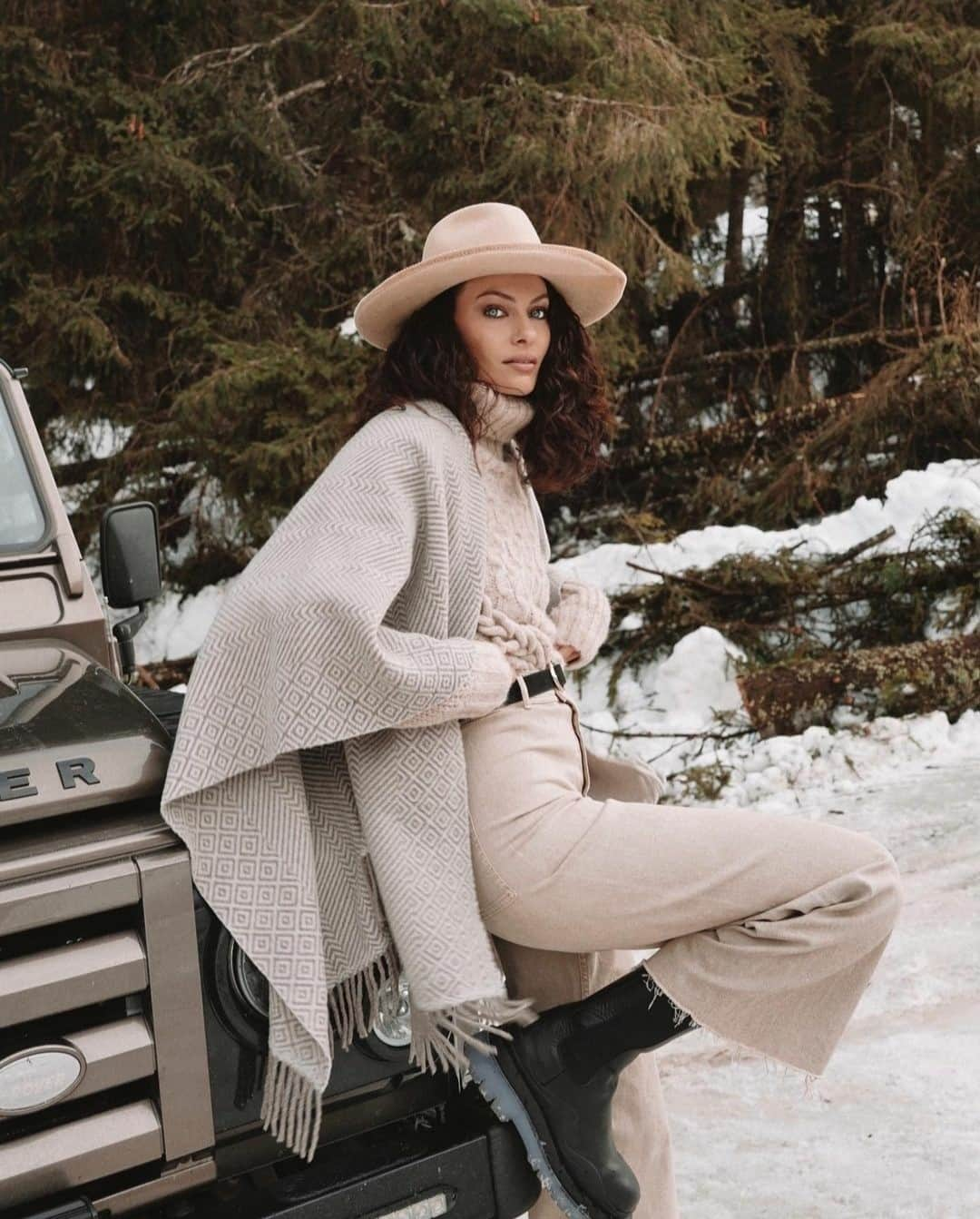 ボルサリーノさんのインスタグラム写真 - (ボルサリーノInstagram)「Cool winter neutrals illuminate any look. #Borsalino‘s Anello Herringbone in SQ #felt as seen and styled by repost @paolaturani⁠ Discover this piece and more with further deductions now on www.borsalino.com」1月11日 22時01分 - borsalino_world