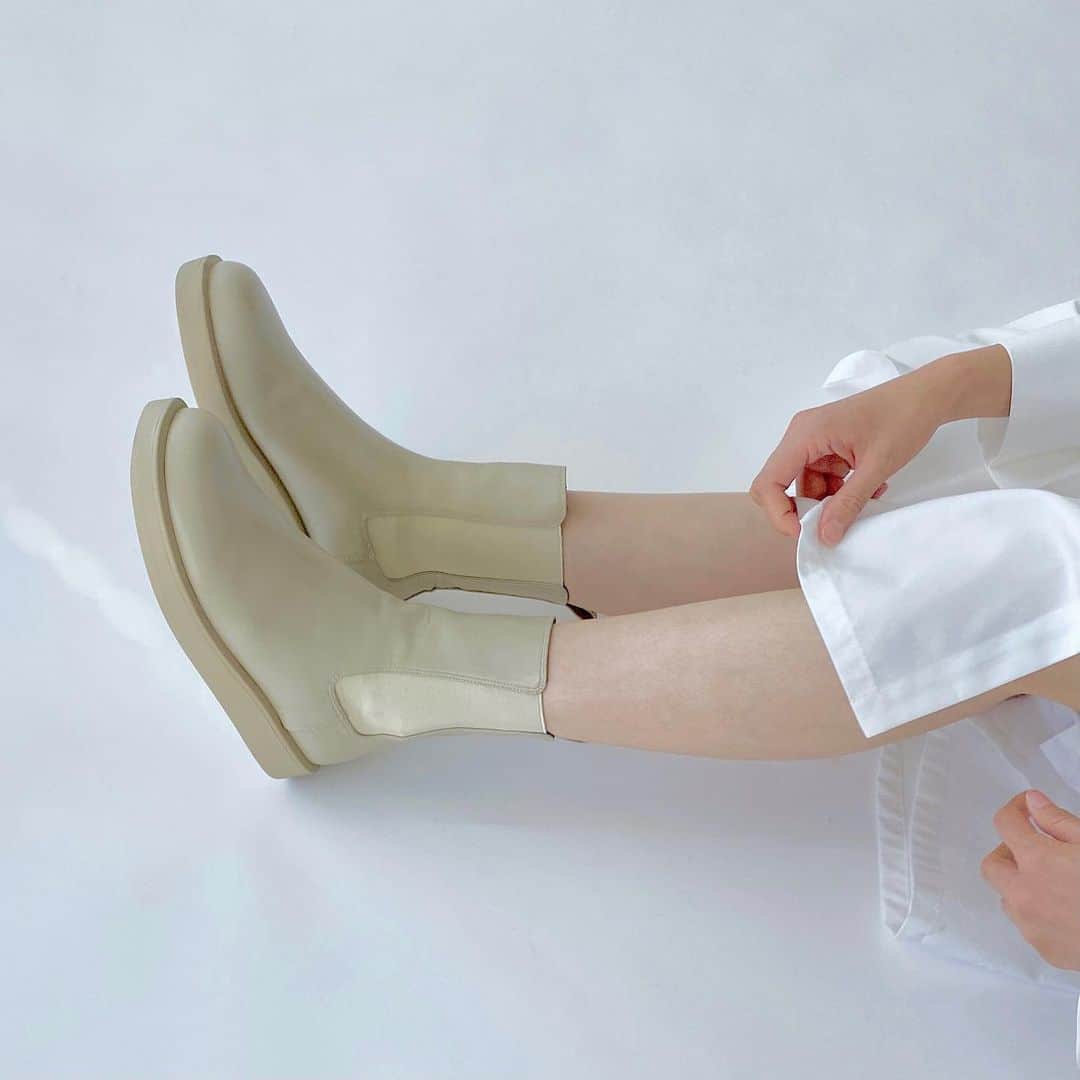 のインスタグラム：「#boots﻿ ﻿ トレンドのボリュームシルエット。 ﻿ スリムな足首まわりはボトムとのバランスもとりやすく、トゥの斜めなラインはボリュームがありながらもシャープでモードな印象。﻿ 長めの丈感で防寒面も◎﻿ 軽見えのニュアンスカラーは、春まで大活躍間違いなしの一足。﻿ ﻿ ▶︎ GRISE オブリークモールドサイドゴア﻿ ¥13,000(+tax)﻿ Size：S-LL﻿ Color：white,black﻿ 品番：20193820541730﻿ ﻿ —————————————————﻿ ﻿ 外出せずともファッションを楽しんで頂けるように、営業中のLe Talon全店舗で、店舗通信販売を送料無料で承っております。﻿ ﻿ 【店舗通信販売（Eコレクト）】﻿ 店舗まで、お気軽にお問い合わせ下さいませ。﻿ ※お時間によってはお電話の繋がりにくい場合がございます。﻿ ご理解のほど、宜しくお願い申し上げます。﻿ ﻿ ﻿ #LeTalon #ルタロン #GRISE #LeTalonGRISE #グリーズ #shoes #小さいサイズの靴 #大きいサイズの靴 #シューズ #ブーツ #ブーツコーデ #サイドゴアブーツ」