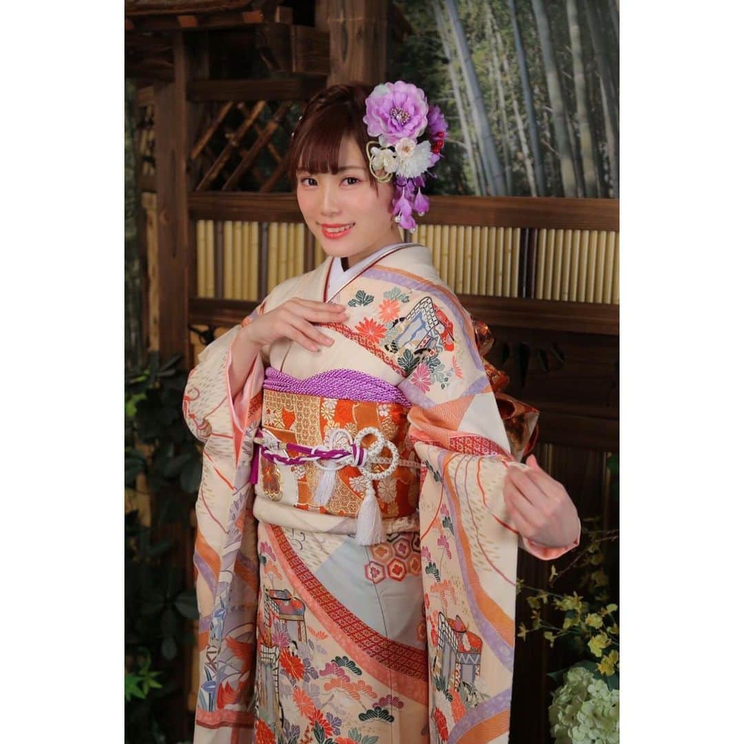 美木優希奈さんのインスタグラム写真 - (美木優希奈Instagram)「・  新成人の皆様、おめでとうございます！！ コロナ禍の中で大変だと思いますが、素敵な20歳をお過ごしください✨  私の成人式の頃の写真を もう4年前や ・ ・ #kimono  #kimonofashion  #pinkhair #makeup #hairmodel #instagood  #instafashion #singersongwriter #ボーカルユニット  #撮影 #ヘアカラー  #冬服コーデ  #おうち時間  #弾き語り女子  #ギター女子  #ヘアスタイル #ピンクヘアー  #冬ヘアカラー  #インナーカラーピンク  #インナーカラー  #ピンクグラデーション  #サロンモデル #サロンモデル依頼受付中  #案件募集  #弾き語り  #おしゃれさんと繋がりたい  #音楽好きな人と繋がりたい  #かわかっこいい #和服美人」1月11日 22時01分 - yukina_miki