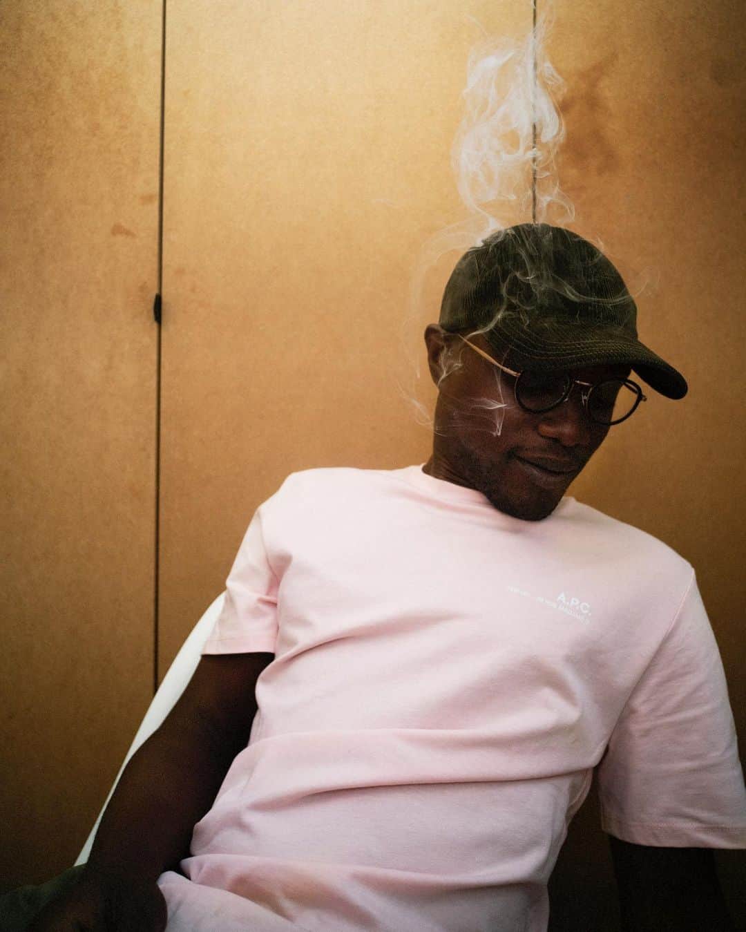 アーペーセーのインスタグラム：「A.P.C. F/W20⠀ ⠀ The Item T-shirt in pale pink and the Charlie cap in military khaki.⠀ ⠀ Available in stores and at apc.fr⠀ ⠀ -⠀ ⠀ A.P.C. gave @_________aldo , a Parisian creative director in music carte blanche to make visuals of A.P.C. ‘s F/W 20 collection.⠀ ⠀ Creative direction : @_________aldo⠀ Photography : @laurentsegretier ⠀ ⠀ #APC #APCFW20 #APCaccessories #Paris」