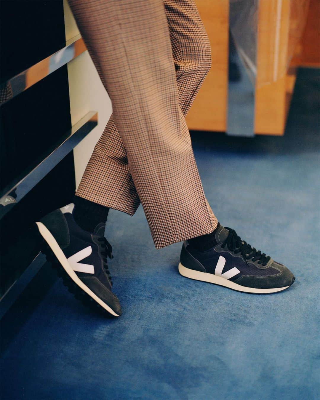 STYLERUNNERさんのインスタグラム写真 - (STYLERUNNERInstagram)「Black on black just got a fun upgrade. The Veja Rio Branco feature contrasting fabric panels for dimension and style. 👟👟 #stylerunner #veja」1月11日 13時12分 - stylerunner