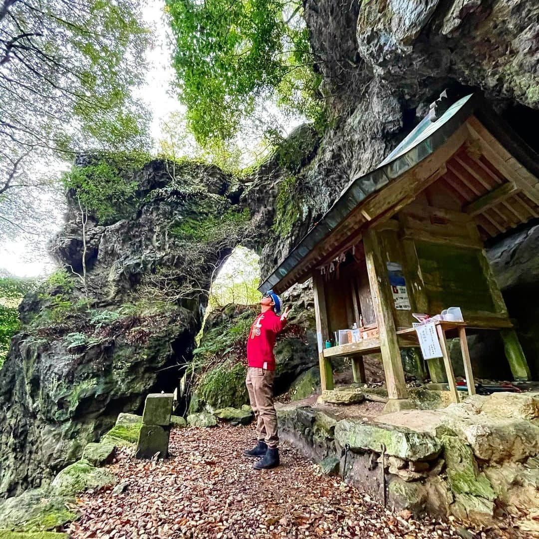 あっくんさんのインスタグラム写真 - (あっくんInstagram)「#島根県 は #出雲市 にある #韓竈神社  ある程度覚悟していかないと心折れるスポット！ 写真の岩と岩の間を通らないと社殿にたどり着けない！ そして一番狭いところで35㎝！！ せっま！！ ここは海の神様 #須佐男之命  が祀られていて、 石と石の間を産道と見立てて 安産や子宝祈願、良縁祈願で行く人が多いみたい。。。 そんなのに無縁な俺はぴえんだから 自然のパワーだけもらいに行った。  登山とかが好きな人はバッチリ！！  そんくらい急だし、ちょっと怖い！w #パワースポッチャー #神社 #神社巡り  #神社好きな人と繋がりたい」1月11日 13時13分 - akkun_shibuya