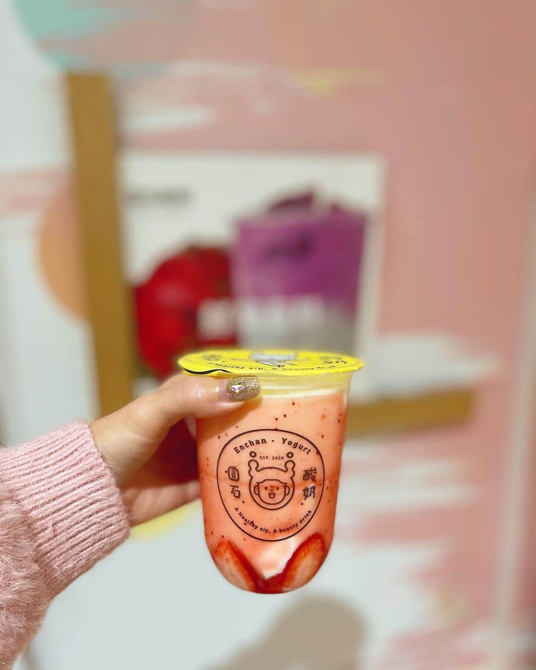蘇心甯さんのインスタグラム写真 - (蘇心甯Instagram)「新健康飲品！ 你喝過酸奶了嗎？ #酸奶 其實有點像優酪乳～是少女們很愛的健康飲品呦👍🏼想喝飲料又想顧健康的首選就是酸奶！  這家外觀很少女心的圓石酸奶，是圓石新開發的品牌！店內環境以粉色和白色調為主，搭配可愛的圓石酸奶娃娃塗鴉，這種少女💕粉色裝潢風格，一進來就是開始先拍照阿，也太好拍了處處都是網美背景牆。  圓石酸奶主打的口味有很養生的紫米、燕麥、紅豆，還有健康的藍莓、火龍果和當季水果，這次當季水果是草莓！果然我少女心的家人要四杯草莓口味🍓媽咪喜歡紫米的！  口味多樣化又能喝出健康的酸奶飲品，體驗後我們全家都整個愛上，濃郁新鮮的草莓香搭配非常順口的酸奶真的很好喝，很像草莓奶昔的口感，一口氣一整杯馬上就喝光光了！😋  謝謝 @gomaji.tw 的推薦！ #gomaji懂吃懂玩很可以 #lala食記 #圓石酸奶 (高雄文化中心店)	 #喝酸奶變漂亮又健康 #酸奶」1月11日 13時07分 - lalababy625