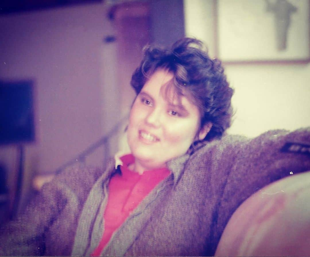 レスリー・フェラのインスタグラム：「Update on my sister Shelley: Some good news!! Shel’s kidney levels are beginning to come down. She appears stable. She’s still on oxygen and her blood pressure is on the low side, but she’s staying strong. This is an old picture of Shelley (1989). I look it often, visualizing her thriving and vibrantly healthy as she was in that moment. That is the truth of her Spirit. Thank you for your continued prayers - they are helping. 😊 Sending all of you so much love 💕 and light 💫.」