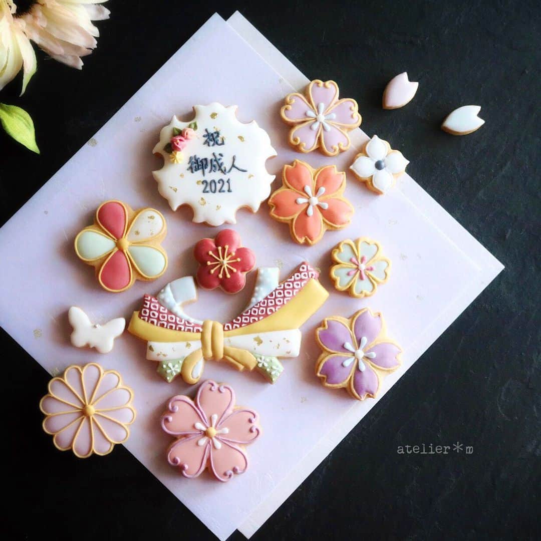 melodyのインスタグラム：「✨✨﻿ ﻿ Congratulations to all of you who have celebrated your coming-of-age ceremony. I'm sure there are some adults and their families who are greeting the big day with regret. However, it is at times like this that I would like to say "Congratulations" for the past 20 years. I believe that the future is bright.  Once again, congratulations to all of you.  ＊＊＊﻿ ﻿ ご成人を迎えられた皆様、おめでとうございます。﻿ 晴れの日を悔しい思いで迎えているご成人の皆様や、そのご家族の皆様がいらっしゃることと思います。﻿ ですがこんな時だからこそ、今までの20年間に「おめでとうございます！」と伝えたいです。﻿ 来るべき未来は明るいと信じて。﻿ ﻿ 改めましてこの度はおめでとうございます。﻿ ﻿ ＊＊＊﻿ ﻿ #オーダーありがとうございました﻿ #おめでとうございます#bestwishes#天然色素#国産#アイシングクッキー#アトリエエム#成人の日#オンライン#ギフト#design#糖霜餅乾#曲奇#design﻿ #pic#cookies#sugarcookies#decoration#icingcookies﻿ #japan#Instagram#instagramjapan#IgersJP#cupcakeproject﻿ #ファインダー越しの私の世界#スイーツ#sweets#instasweet#locari」