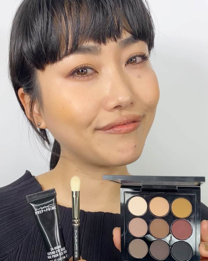 M∙A∙C Cosmetics Japanのインスタグラム：「【公式オンライン限定】 アイメイクの仕上がりと持ちを良くするアイベースとスモーキーブラウン系カラーのアイシャドウパレット、肌触りの良いアイシャドウブラシのセットが登場🎍✨ ㅤ ■M･A･C ニューイヤー アイパレット コフレ （セミスイート） 税込¥9,570 (税込¥13,500相当) キット内容： -M·A·C プレップ プライム 24 アワー エクステンド アイ ベース【現品】 -# 217S ブレンディング ブラシ【現品】 スモール アイシャドウ X 9: セミ スウィート タイムズ ナイン【現品】」