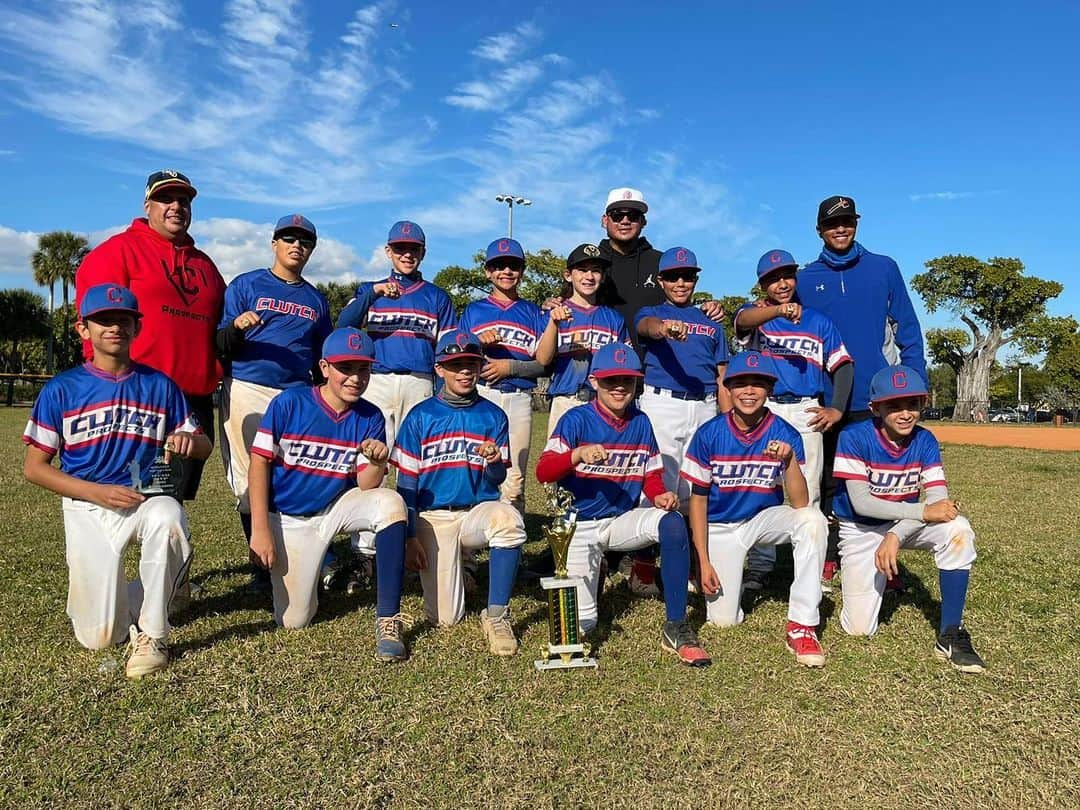 フェリックス・ヘルナンデスさんのインスタグラム写真 - (フェリックス・ヘルナンデスInstagram)「I am very proud of you guys for me it was an honor to be with you as a coach I enjoyed it as well as you guys we are the champions... @therealminiking8  hijo te ganaste un anillo primero que tú papi love you」1月11日 13時21分 - therealkingfelix34