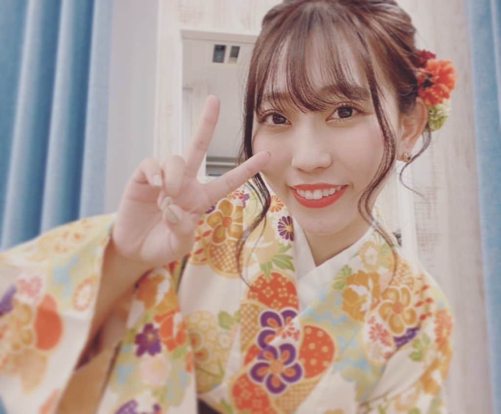 千葉えりかのインスタグラム：「2021年も よろしくお願いします💛🧡🤍  #着物#着物レンタル#kimono#👘」