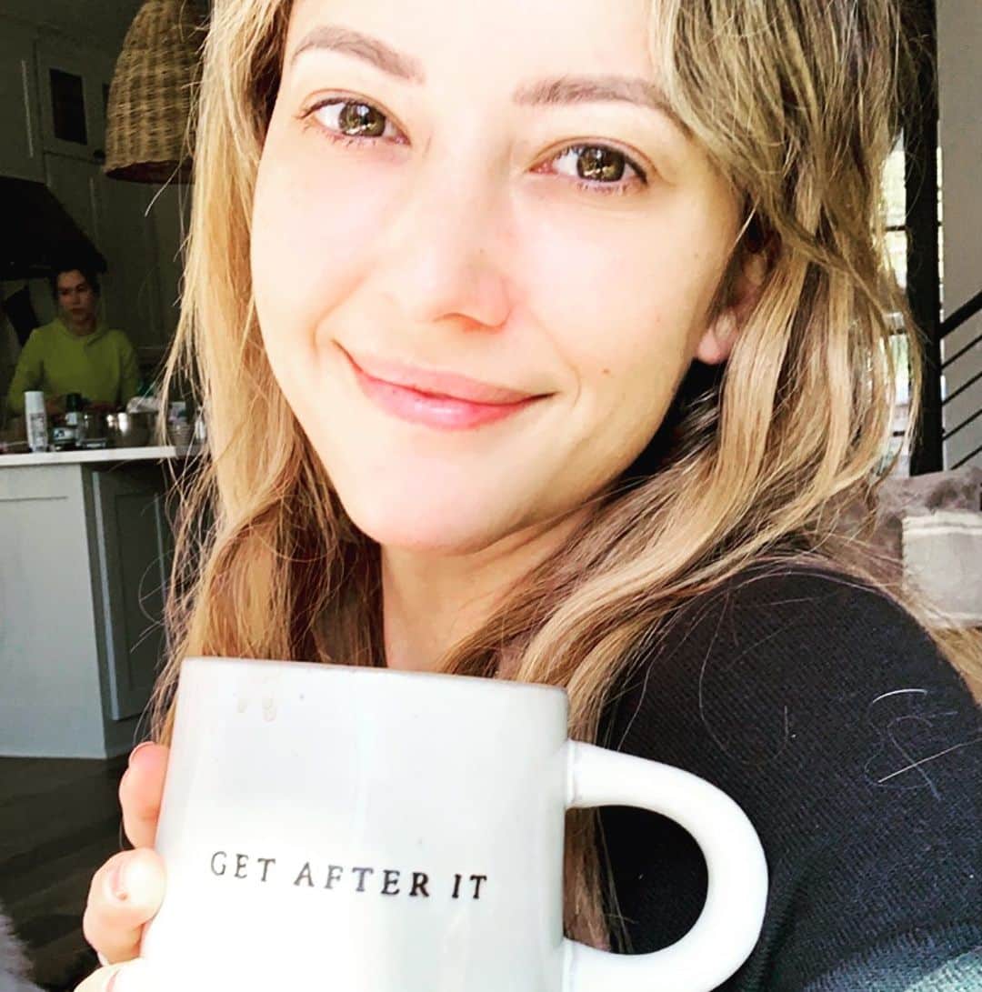タリン・サザンのインスタグラム：「Hey, I’m Taryn! Whether you’re an old friend or new to my feed, please allow me to re-introduce myself by way of a brief history:  1. I was born in Wichita, Kansas, where I grew up assembling model cars with my dad, building sparkly GIF graphics for my beanie baby fan site, and belting out the wrong lyrics to my favorite musicals.   2. Keen on efficiency, I hacked my way through college in 2 years, which involved convincing professors that I’d already aced their courses in high school. It was my first real-life lesson in how to creatively navigate bureaucracy and institutions.   3. While studying Anthropology and Journalism, I went to Peru and wrote my college thesis on ayahuasca. I’ve been a fierce advocate of psychedelic research ever since, and am thrilled that mainstream discourse has finally caught on.  4. After a brief stint on American Idol, I decided to move to LA and pursue wildly irrational dreams to work in entertainment. 15 years later, I’m still here (!?)  5. While some of you know me from my (ridiculous) YouTube videos about internet stalking, coffee, and goats, I’ve also acted in sitcoms, hosted live red carpets and talk shows, developed TV series, produced YouTube videos, and more recently, composed an album using AI and produced/co-directed my first feature length documentary.   I have professional A.D.D. — but always follow my heart.  6. For the past 5 years, I’ve put my creative energy into helping breakthrough ideas in science/tech reach the broader public (more on that in my next post.)  7. In 2019, I was diagnosed with Stage 3 breast cancer — and life came to a grinding halt. As I finished a long stretch of daily hospital visits, a pandemic hits. OH, WDFJK?! I spent the next six months exclusively wearing sweatpants and not feeling bad about it.  8. Nov 2020, I’m declared in remission….so I retreat to Bali for an end-of-year healing celebration!  SO - I think that’s about it? Over the next few posts, I’ll be sharing more on my current pipeline of work and play…and how I’ll be evolving this Instagram to focus more on cutting edge tech/science that will improve your life. How does that sound?  T」