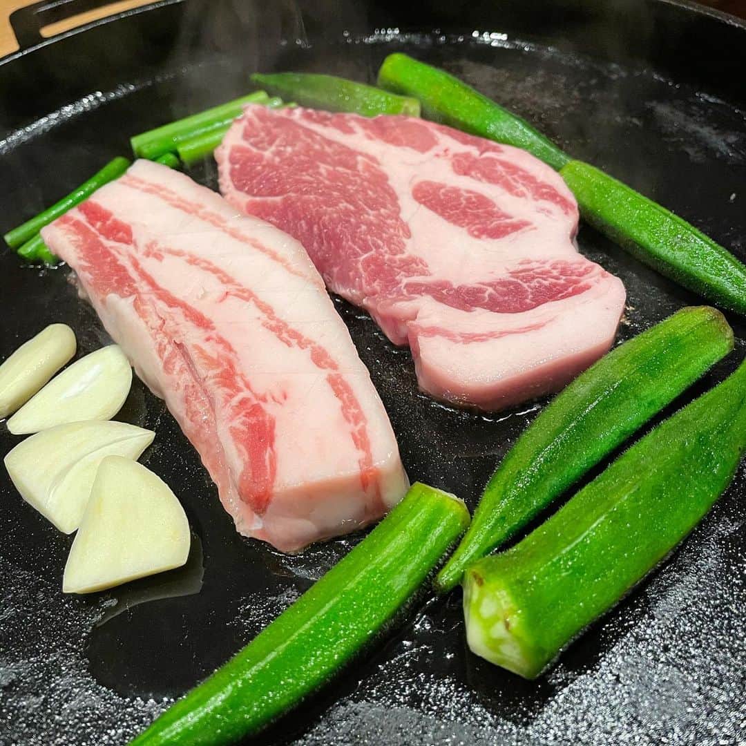 片岡かずさのインスタグラム：「新宿歌舞伎町にある pretty pork factoryさん 美味しすぎて感動した🐖」
