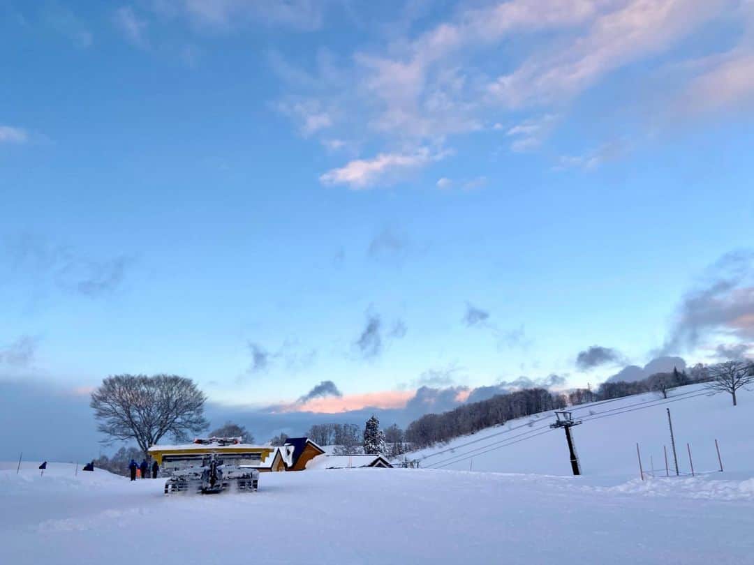 岩本憧子のインスタグラム：「. 年明けて10日ほど経ちましたね❄️ . みなさん、いかがお過ごしでしょうか？ . sns開くとスキーヤーのみなさんのひゃっほー⛷☃️で溢れていますね😍 . そんな中、私はお家でのんびりしています😳 . というのも....実はいま... . スキーヤー産休中です！！ . 春に出産予定です🤱 . 直接、ご報告できていない方、ごめんなさい！ また、安定期入る前に聞かれて、はぐらかした方々もごめんなさい！ . 今シーズンはスキーは出来ないけどsnsでみんなのひゃっほー⛷を見ながらのんびり過ごしたいと思います☺️ . #ご報告」
