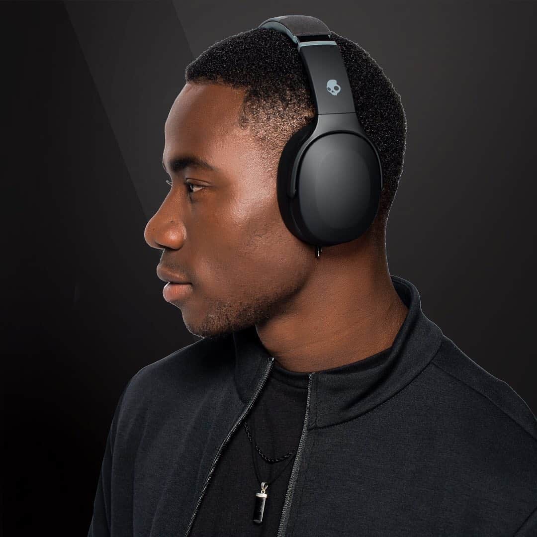 Skullcandy Japanさんのインスタグラム写真 - (Skullcandy JapanInstagram)「Crusher Evo Black💀VGP2021 金賞🥇✨  プロのオーディオ専門家も認める臨場感MAX振動するヘッドホン✨Crusher Evoについて👇  ・サブウーファー搭載 ・アプリで聴力を測定し最適化 ・最長40時間バッテリー + 急速充電 ・マイク内蔵、通話、選曲、音量調整 ・落としても探せるTile搭載 + お洒落💀  2021福袋でCrusher Evoをゲットしよう✨コーチジャケット付き✨タップ先へ！  #FeelSkullcandy #CrusherEvo #スカルキャンディー」1月11日 13時29分 - skullcandyjapan