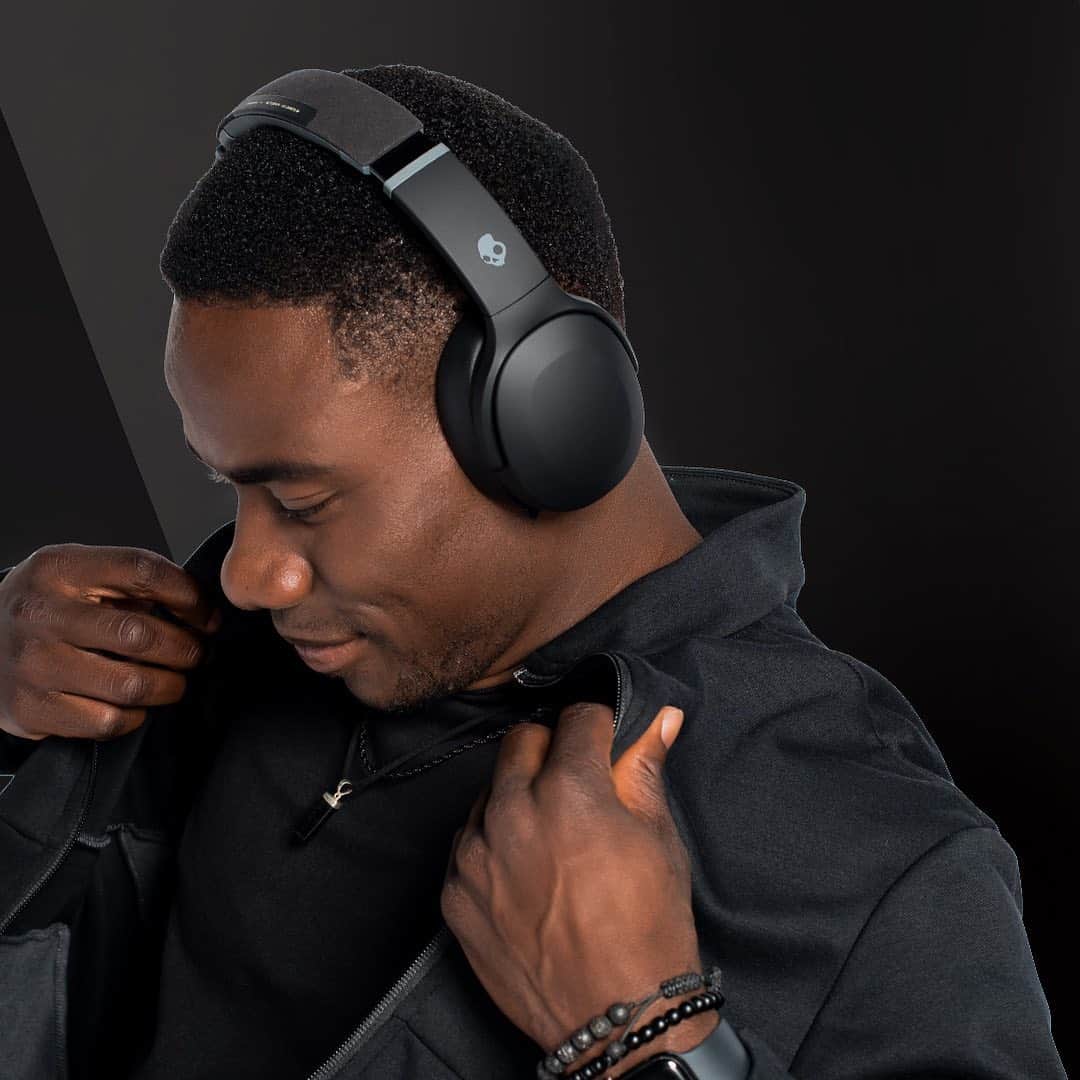 Skullcandy Japanのインスタグラム：「Crusher Evo Black💀VGP2021 金賞🥇✨  プロのオーディオ専門家も認める臨場感MAX振動するヘッドホン✨Crusher Evoについて👇  ・サブウーファー搭載 ・アプリで聴力を測定し最適化 ・最長40時間バッテリー + 急速充電 ・マイク内蔵、通話、選曲、音量調整 ・落としても探せるTile搭載 + お洒落💀  2021福袋でCrusher Evoをゲットしよう✨コーチジャケット付き✨タップ先へ！  #FeelSkullcandy #CrusherEvo #スカルキャンディー」