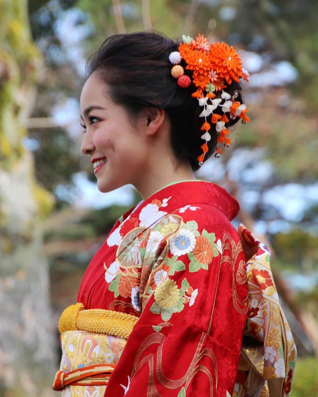 TANAKA ALICEのインスタグラム：「新成人の皆さん‼︎🧡 成人おめでとうございます‼︎  実は私の妹が今年は成人の年でした‼︎成人式はなくなってしまってすごく可哀想でしたが、家族で成人した妹を祝福出来るよい時間です‼︎ 皆さんも素敵な1日になりますように💫  写真は私の成人式の時の写真と妹と撮った今年の写真🥴  この時から精神年齢は変わってない気がするぅ~笑 あっという間に知らぬ間に24歳になってたから成人のみんなには一分一秒大切に濃厚な日々過ごして欲しいです❤️笑」