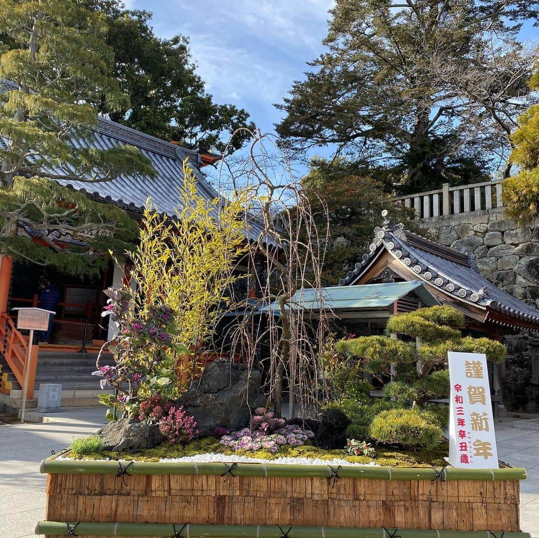 紗那ゆずはのインスタグラム：「＊ 大変遅くなりましたが… あけましておめでとうございます🎍🌅 . 初詣も人混みを避けるべく、７日まで待ってご挨拶へ伺ってきました！ . ついに残すは後厄のみとなりましたが… 同期と話してたら、やはりこの年の厄年はしんどいとのことで…😢 あと少しがんばって、己に打ち勝って精進してまいりたいと思いますっ😁✨ . 世の中は大変なことになっていますが、 一人一人の心遣いできっと優しく、誰かのために生きられるはずです。 . . 昨年は沢山の出会いがありました。 本当に感謝の気持ちでいっぱいです！ このご縁を大切にまた、本年も邁進して参りたいと思います。 . 本年もどうぞ、宜しくお願い致します！ . . .  そういえば、やっとニンテンドーSwitchを購入しました♡ 桃鉄とアマングアスを今のところ楽しんでおります…！笑 アマングアスは高校時代の友人たちとグループでプレイしているのですが…もうこれが物凄く楽しくて仕方がありません！🤣🤣 是非オススメです♡ . .」