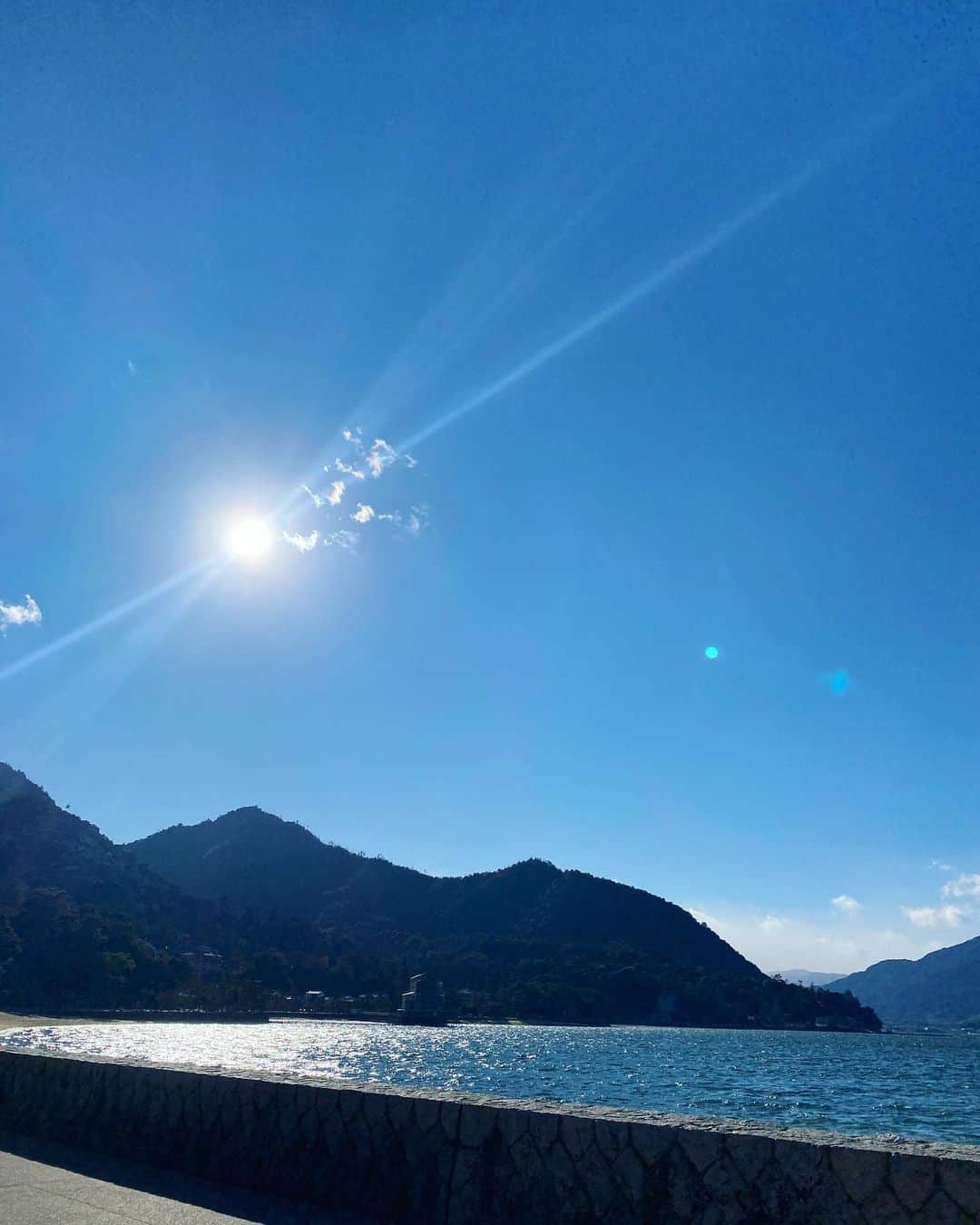 のインスタグラム：「🌞🌊✨」