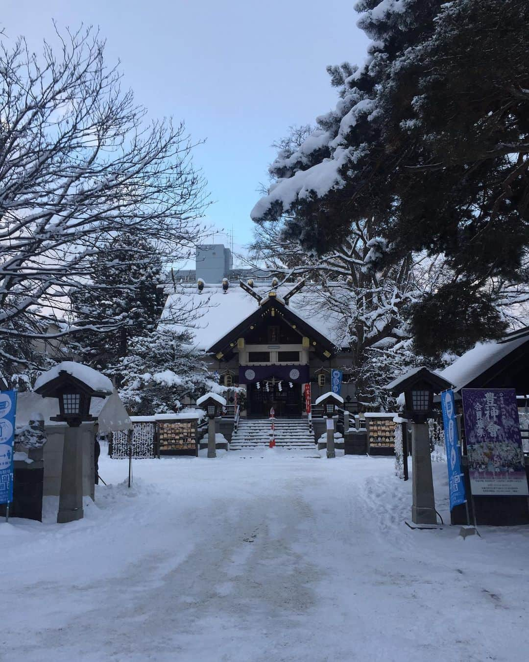 北野貴之さんのインスタグラム写真 - (北野貴之Instagram)「明けましておめでとうございます⛩ そして、成人式の皆様おめでとうございます🌅 本日を迎えるまでにの20年間お父様、お母様の愛を存分に受けて育ってきた成人される皆様。 成人にちなんで２つの事柄を。  ２０歳までは両親の顔、親の顔で育ち、これからの人生は出会ってきた人のご縁でつくられる、お顔となっていくと聞いたことがあります。 出逢う人で心が出来上がりお顔にもなっていくということです。 良きご縁に恵まれてください。 そして、成人という日が大人の仲間入りなのか、年齢とはどこからが大人かは分かりませんよね。 お酒が飲めれば、大人なのか。 そうではなく精神の部分かと思います。 大人と子供の大きな差は「孤独」に耐えられるのが大人であり「孤独」では耐えられないのが子供と学んだことがあります。 この時代、大変な最中で成人式を迎えているかもしれませんが、成人式の皆様には変わらず素晴らしい1日をお過ごしください！！ 大変とは大きく変わる時代。 そんな時代であり、今一度足元をしっかり見直す時代に目を向け、そこを大きく変えるときなのではないかと思っています。 今年は、1月1日から7日まで神社に手を合わせにいき、後に食を頂くということを7日間つづけました。 今何気なくありつけている食に対して、昔は自分の手で獲れる日獲れない日もあった時代かと思います。 しっかり神社から、我が家の仏壇、神棚、仏様と手を合わせ、両家のご先祖様に今の命への感謝をしてから食を喉に通しました。 元旦から7日までのお天道様です。  いつの時代も、隔てなく照らし続けるお天道様に感謝ですね！  #2021#心で打ち勝つ#風穴あける#やるかやられるかなら攻めます」1月11日 13時33分 - takashi_kitano