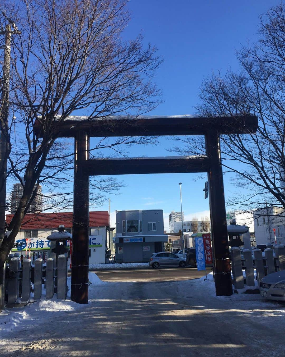 北野貴之さんのインスタグラム写真 - (北野貴之Instagram)「明けましておめでとうございます⛩ そして、成人式の皆様おめでとうございます🌅 本日を迎えるまでにの20年間お父様、お母様の愛を存分に受けて育ってきた成人される皆様。 成人にちなんで２つの事柄を。  ２０歳までは両親の顔、親の顔で育ち、これからの人生は出会ってきた人のご縁でつくられる、お顔となっていくと聞いたことがあります。 出逢う人で心が出来上がりお顔にもなっていくということです。 良きご縁に恵まれてください。 そして、成人という日が大人の仲間入りなのか、年齢とはどこからが大人かは分かりませんよね。 お酒が飲めれば、大人なのか。 そうではなく精神の部分かと思います。 大人と子供の大きな差は「孤独」に耐えられるのが大人であり「孤独」では耐えられないのが子供と学んだことがあります。 この時代、大変な最中で成人式を迎えているかもしれませんが、成人式の皆様には変わらず素晴らしい1日をお過ごしください！！ 大変とは大きく変わる時代。 そんな時代であり、今一度足元をしっかり見直す時代に目を向け、そこを大きく変えるときなのではないかと思っています。 今年は、1月1日から7日まで神社に手を合わせにいき、後に食を頂くということを7日間つづけました。 今何気なくありつけている食に対して、昔は自分の手で獲れる日獲れない日もあった時代かと思います。 しっかり神社から、我が家の仏壇、神棚、仏様と手を合わせ、両家のご先祖様に今の命への感謝をしてから食を喉に通しました。 元旦から7日までのお天道様です。  いつの時代も、隔てなく照らし続けるお天道様に感謝ですね！  #2021#心で打ち勝つ#風穴あける#やるかやられるかなら攻めます」1月11日 13時33分 - takashi_kitano