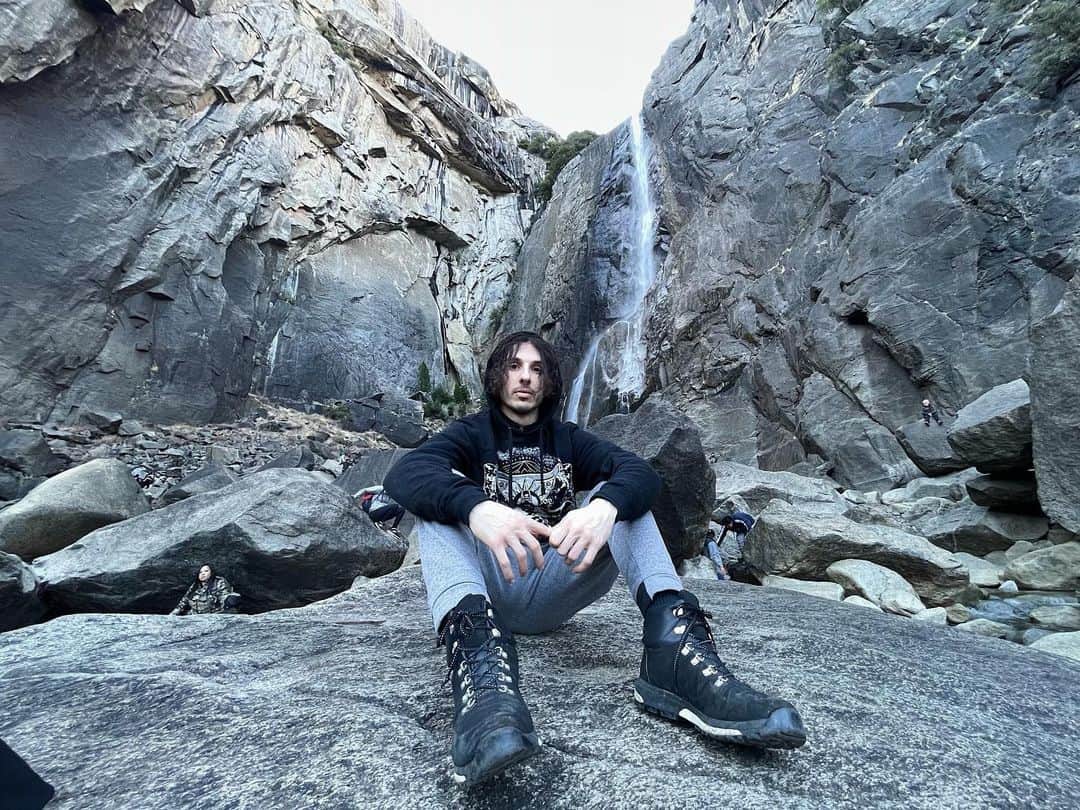 ブランドン・フーバーのインスタグラム：「Emos in the wild 🤣 Thanks for the bday wishes 🖤 I’m 28 so basically old af now 👴🏻」