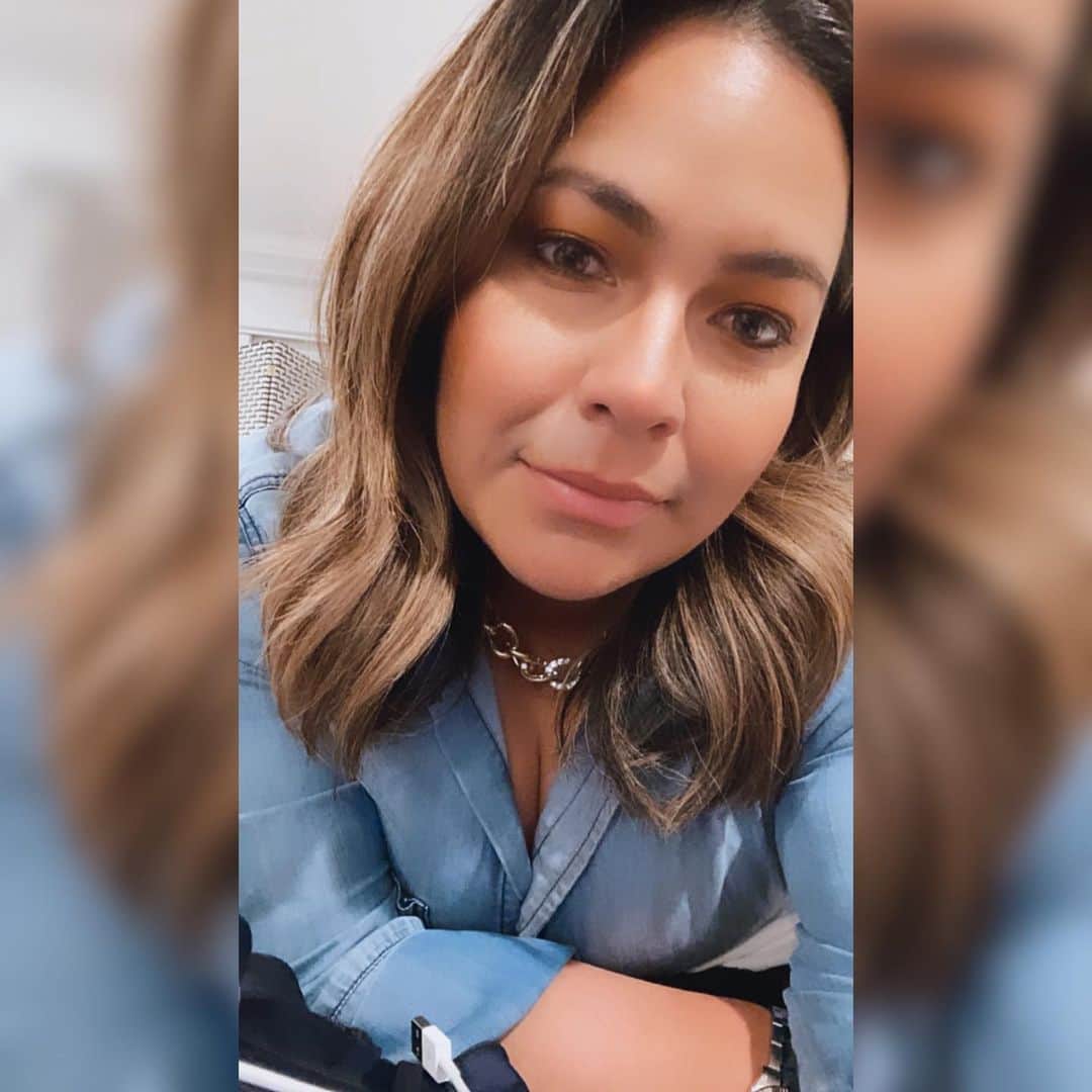 リセット・サラスのインスタグラム：「💙👕👖」