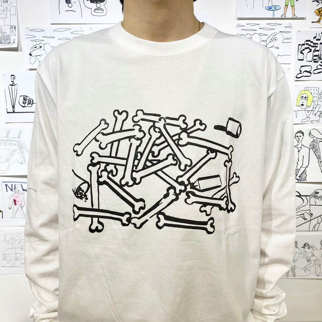 のインスタグラム：「【戸田真樹 個展 『Fixation Ward』】 展示会場では戸田さんらしい独特な世界観のイラストがプリントされたTシャツも販売中です。 今時期はインナーとしても使え、春先になれば1枚でも様になる1着です。 展示にお越しの際は、ぜひ店頭でご覧ください。  Item No.58-14-0179 Fixation Ward Bone long sleeve t-shirts ¥6,000+tax  戸田真樹 画家、1980年東京都生まれ。 現在、東京を拠点に活動。 銀座煉瓦画廊、CLEAR EDITION & GALLERY、NANZUKA、CET（central East Tokyo）、TWS、Magical ARTROOM、ゼロダデ アートセンター 東京、Fm、Jewels & Things. Artists Studio Hive、 STUDIO K、NANNA、commune等にて個展、グループ展に参加。  Close Eye Recordings 代表。 楽曲制作も並行して行っており、T.CONTSU、MONGOIKA等の名義にて複数の音源を自身のレーベルやGranma Music、hinemos、Chikamichi Recordings、Tiorec、Shabby Sic poetry（Artwork 提供）、Beer On The Rug（Artwork 提供）などの複数のレーベルからリリースしている。templeats /20TN！のメンバーでもある。 BEAMS JAPAN 5F B GALLERY @b_gallery_official ☎︎03-5368-7309  #beams #beamsjapan #beamsjapan5nd #bgallery #戸田真樹 #masakitoda #painter #FixationWard」