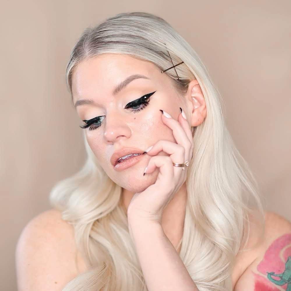 Samantha Ravndahlのインスタグラム：「i’m just trying to glow 24/7」