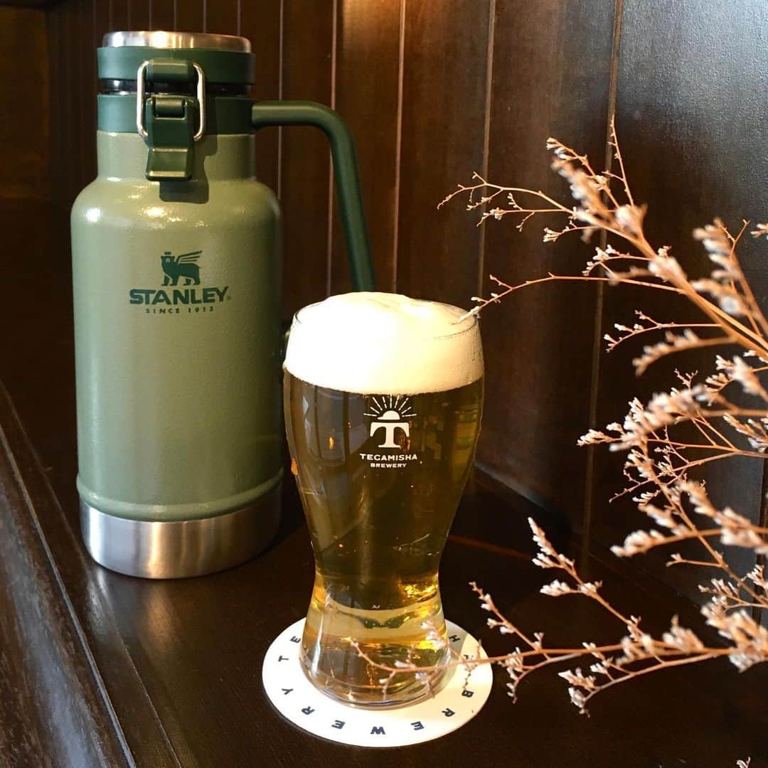 手紙社のインスタグラム：「【TEGAMISHA BREWERY】　　本日のクラフトビールです。ビールの量り売りを購入されるお客様が増えております。店内では炭酸が抜けにくく保冷性も備えた専用のグラウラー、500mlのペットボトルも販売してます。もちろんご自宅から容器を持参されてもokです。ペットボトルで大丈夫なの？とよく聞かれますが口がしっかり閉まりますので一晩くらいは十分お飲みいただけます。グラウラーの他にペットボトルで3、4本違った種類のビールを一緒にお持ち帰りされるお客様もいらっしゃいます。 ご自宅で美味しいクラフトビールをいろいろ楽しんでみてはいかがでしょうか。本日もお待ちしてます。 ﻿ 1. B.C.S Lager（Style:アメリカンピルスナー　ABV 5.5%・IBU 30）　 醸造所: 和泉ブルワリー（狛江市） Style: アメリカンピルスナー 良質なクリスタルホップを用い、アロマもフレーバーもフルーティさをしっかりと加えたピルスナー。クリスピーで何杯でも飲みたくなる仕上がり。  2. Norwegian  Set  Upper 醸造所:和泉ブルワリー(東京都狛江市) Style: ペールエール 軽やかさとドリンカビリティを重視し、通常のセットアッパーよりもオレンジを思わせる柑橘の香りが漂い、何も考えずにゴクゴクと飲めてしみじみ美味いそんなビール。  3. 賀正ビール柚子 醸造所: サンクトガーレン（神奈川県厚木市） Style: ウィートエール 神奈川県産の柚子を加え、華やかな柚子の香りに小麦麦芽の柔らかな味わいで苦味は控えめ。  4. 大地の賜り物 醸造所:京都醸造(京都府京都市) Style:ストロングセゾン 原料にライ麦を20%加えホップのライムっぽい柑橘風味とライ麦と酵母が生み出すスパイシーな口当たりが特徴。  5. 一意専心 醸造所:京都醸造(京都府京都市) Style:ベルジャンIPA アメリカンホップを大量に使用したWest Coast IPA。溢れるシトラスのアロマ。  6.Passiflora  パシフローラ 醸造所:VERTERE（東京都奥多摩町） Style:Hazy IPA 南国を思わせるアロマとフレーバー。甘く柔らかい舌触りとほど良い苦味。  7. オヤマダベリーズ（カベルネ フラン） 醸造所:箕面ビール（大阪府箕面市） Style: ゴールデンエール  勝沼の中原ワイナリー・ドメーヌオヤマダのブドウを使用しブドウにある自然酵母を生かして発酵させ、天然の野生酵母が織りなす風味はフルーティーなアロマととても優しく穏やかな味わいのビール。  8. IPAセブンス 醸造所:箕面ビール（大阪府箕面市） Style:IPA 口に含んだ際のモルトとホップの芳醇なフレーバーを楽しんでいただきたい少し大人っぽいIPA。味わい深くガブガブというよりはしみじみ飲んで欲しいIPA。  9. ゴールデンエール 醸造所:米沢ジャックスブルワリー（山形県米沢市） Style:ゴールデンエール  ほのかに香る柑橘系の香りで飲み口さわやか食事にも合うすっきりエール。ビール初心者におすすめ。  10. たどん坂スタウト 醸造所：カンパイ！ブルーイング(東京都文京区) Style: アメリカンエキストラスタウト 焙煎したモルトの甘い香りやふくよかなコクはありつつ、さっぱりスッキリとした飲み口。  11. カシミロア 醸造所:VERTERE（東京都奥多摩町） Style:NE IPA ピーチ、ぶどう、パイン、シトラスのアロマとフレーバー。オーツ由来の濃厚な飲み口とホップのフレーバー。  12. ヴァイツェンボック 醸造所:富士桜高原麦酒（山梨県富士河口湖町） Style:ヴァイツェンボック フルボディのボックビールに華やかなエステルを醸し出すヴァイツェンをプラスし飲み易く、カラメルモルトをブレンドすることで奥深い味わいの琥珀色のビール。ボックとはドイツ語で雄ヤギの意味で北欧では力強さのシンボル。  13. シトラ 醸造所:オリエンタルブルーイング（石川県金沢市） Style:セッションIPA 金沢の軟水で仕込み、華やかな香りとジューシーなホップ感が特徴。  TEGAMISHA BREWERY ﻿ 〈営業時間〉 14時～20時（L.O:Food、 Drinkとも19時) 緊急事態宣言発令による営業時短要請を受け当面は19時ラストオーダー、20時閉店となります。 〈定休日〉 火＆水（祝日の場合は営業いたします） 東京都調布市下石原2-6-14﻿ tel 042-444-0660﻿  ﻿#TEGAMISHABREWERY #手紙舎 #クラフトビール #和泉ブルワリー #サンクトガーレン  #京都醸造 #VERTERE #箕面ビール #米沢ジャックスブルワリー #カンパイ！ブルーイング #富士桜高原ビール #オリエンタルブルーイング」