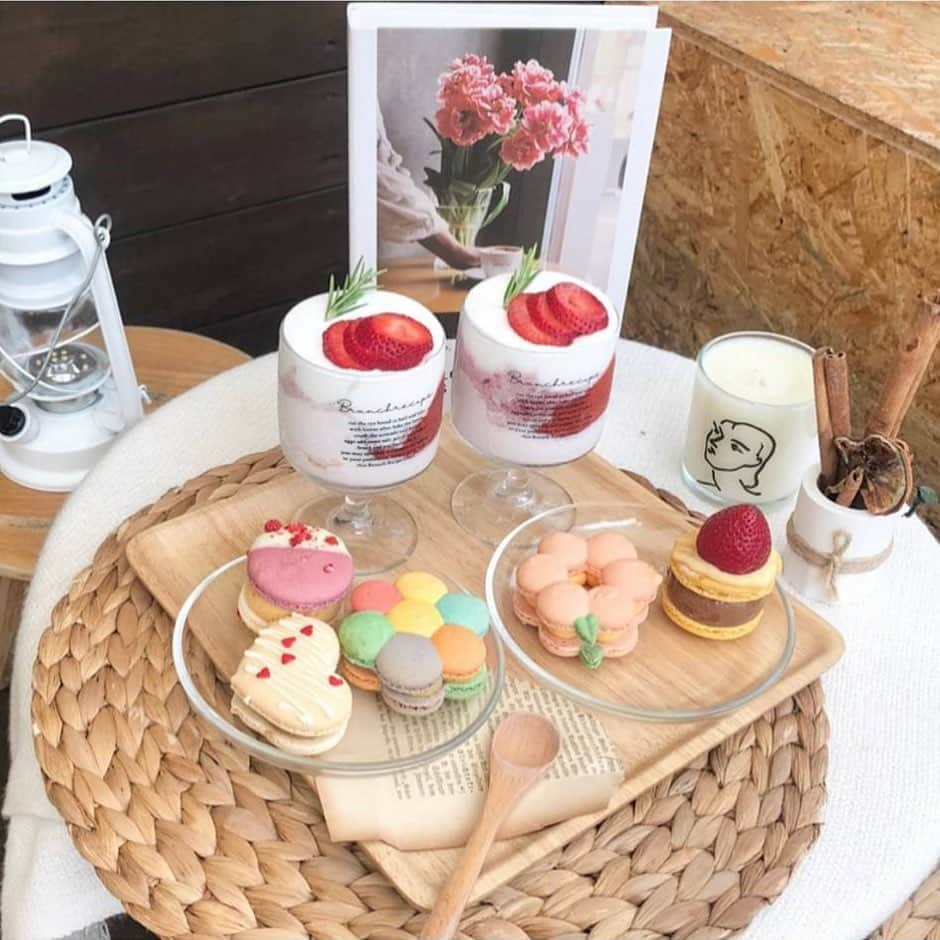 RIEさんのインスタグラム写真 - (RIEInstagram)「【 原宿 / @muun_seoul 】﻿ ﻿ ここ最近流行りのトゥンカロン専門店🧁 わたし的にトゥンカロンのお店で1番好きなのが 裏原宿にあるMUUN SEOULです🎀💎 ﻿ 韓国インテリアで飾られた店内は どこを切り取ってもおしゃれに撮ることができちゃう🌿 インスタっぽい写真が撮りたいという人におすすめ💭  実は何度も通ってるし店員さんが 優しくて推しのカフェです☕️❤︎  ﻿ ~~~~~~~~~~~~~~~~~~~~~~~~﻿ ☑︎ MUUN SEOUL 原宿店﻿ ☑︎ 平日 12:00〜19:00﻿ / 土日祝 11:00〜19:00 ☑︎ 原宿駅 徒歩10分﻿ ~~~~~~~~~~~~~~~~~~~~~~~~﻿ ﻿ ﻿ ﻿ #muunseoul #ムーンソウル #トゥンカロン #マカロン #macaron #センタルギウユ #いちごスイーツ #harajukucafe #shibuyacafe #カフェ巡り #表参道カフェ #原宿カフェ #渋谷カフェ #韓国カフェ #韓国風カフェ #東京カフェ巡り #かふぇすたぐらむ #カフェスタグラム #フォトジェニックスイーツ #カフェ部 #カペ #おしゃれカフェ #フォトジェニックスポット #いちごミルク #インテリア小物 #インテリアコーデ #韓国インテリア #淡色女子 #淡色カフェ #おきがくらぶ」1月11日 13時55分 - rie_tabi