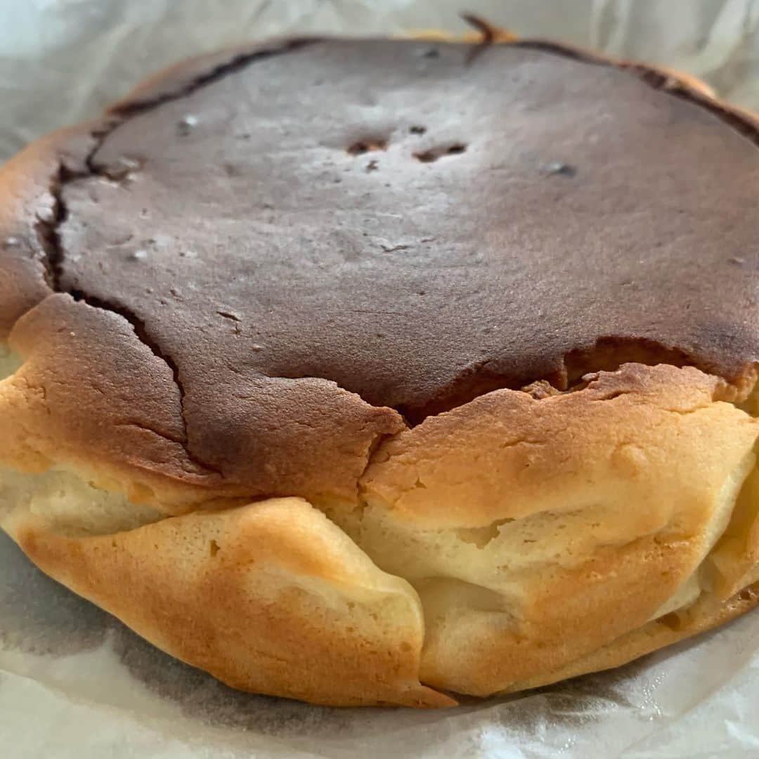 のインスタグラム：「生配信でチーズケーキ焼きました たぶん、焼き時間除いたら1時間もかかってないかも クリームチーズ、卵、プレーンヨーグルト、ホットケーキミックス、ラカントで作ってます ホットケーキミックスはグルテンフリーです 簡単だからやってみて #料理男子  #スイーツ男子」
