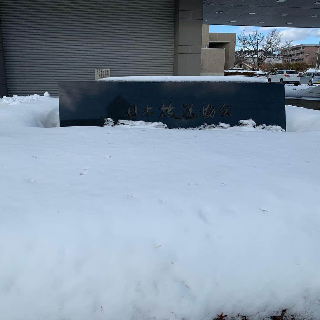 大隅智子のインスタグラム：「雪が積もったままの盛岡。 NHK盛岡放送局の表示がギリギリ見えてました。正しくは、日本放送協会ですが。 #盛岡 #岩手 #雪」