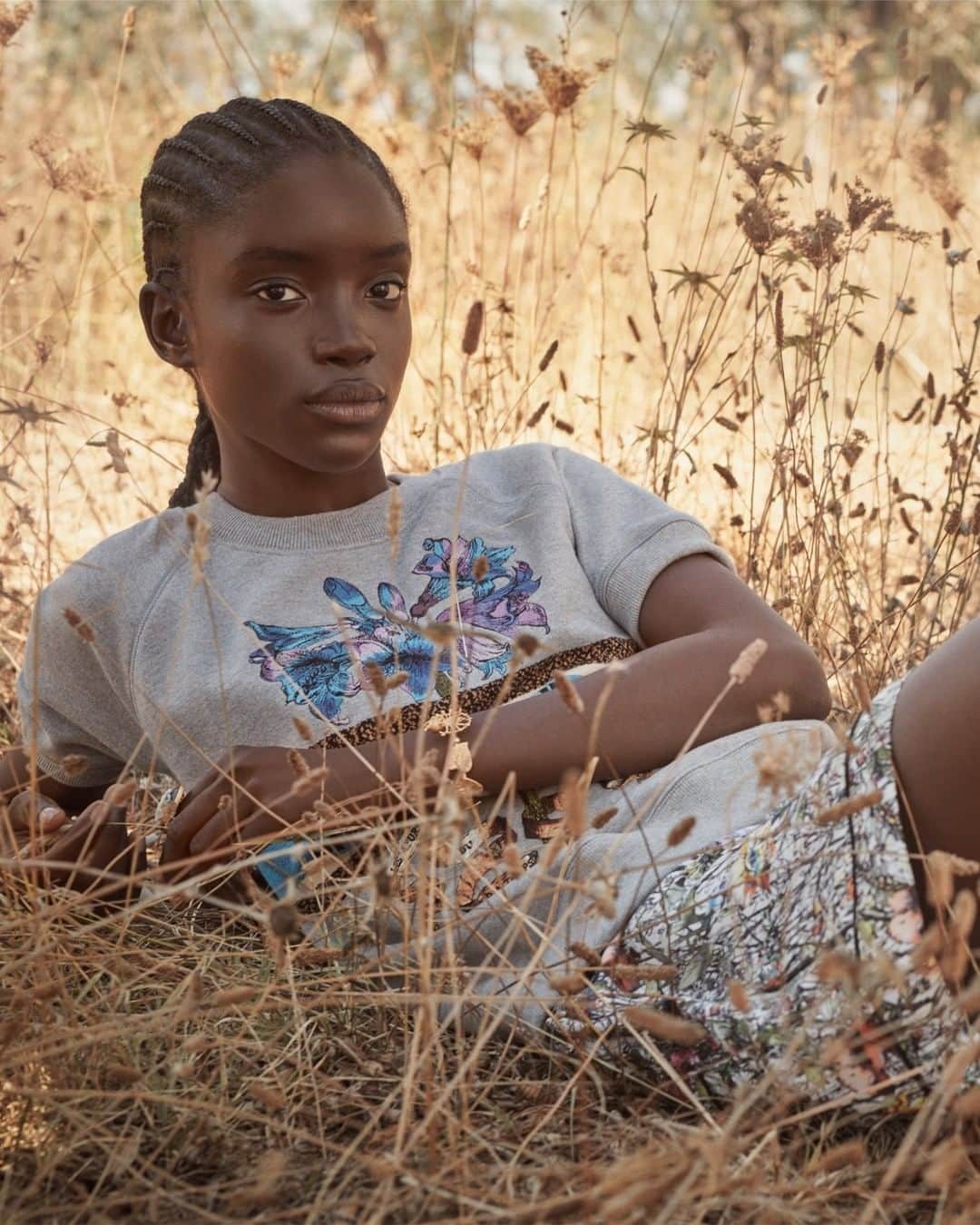 のインスタグラム：「The sun-drenched landscape of Puglia provides the backdrop and inspiration to the #DiorCruise 2021 collection by @MariaGraziaChiuri, as portrayed here in the 'Mille Fleurs' capsule featuring motifs by @PietroRuffoArtist with its corresponding 'Fleurs Biblique' sweatshirt and associated rubber and leather 'Dior-ID' sneakers.  © Photos: @SarahBlais」