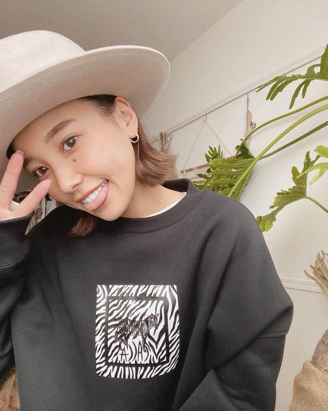馬詰まほのインスタグラム：「離れてても近くに感じる そんなひとをこれからもずっと大切にしていきたい🌞 @kana_cacca いつもありがとうね🤍 また会える日を楽しみに、毎日想ってるよ。らぶだよ。 hoodie / @cacca_select」