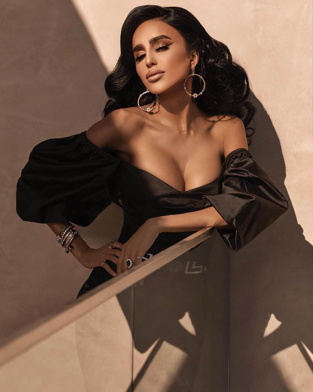 リリー・ガリーチのインスタグラム：「Would you wear this outfit? ✨ Sunglasses, earrings and leggings by Versace, top by Rasairo. #GhalichiGlam 📸 Photos by @irmalomidze」