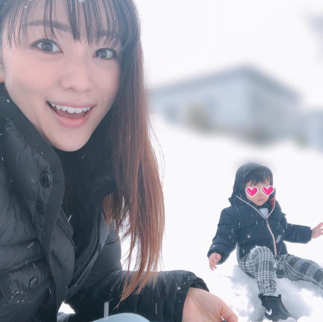 本田朋子さんのインスタグラム写真 - (本田朋子Instagram)「降り続く雪。 ナナさん🐶『あたしがお散歩するところがないんだけど…』と言いたそうな表情してます😅  #新潟 #雪 #降り始めの時期は #喜んで遊んでいたけど #外に出ると #テンションが下がっていく #一人と一匹 #今度ソリ買おうね」1月11日 14時10分 - tomoko_honda_official_phonics