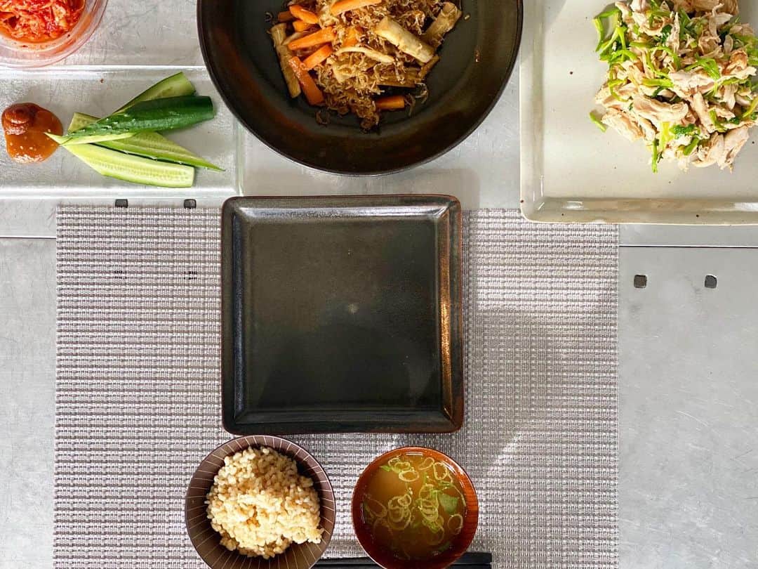 神崎恵さんのインスタグラム写真 - (神崎恵Instagram)「今日のお昼ご飯は、ささみや根菜をたっぷり。 食べ続けた年末年始🙈 お正月気分を抜けたら、食事や気持ちもだんだんと調整、切り替え。  今日は長男の成人式の予定でした。 もちろん中止。 残念だけれど、それよりなにより元気でいてくれることのほうがずっと大事。 忘れることのない1日です。  #おうちごはん」1月11日 14時21分 - megumi_kanzaki